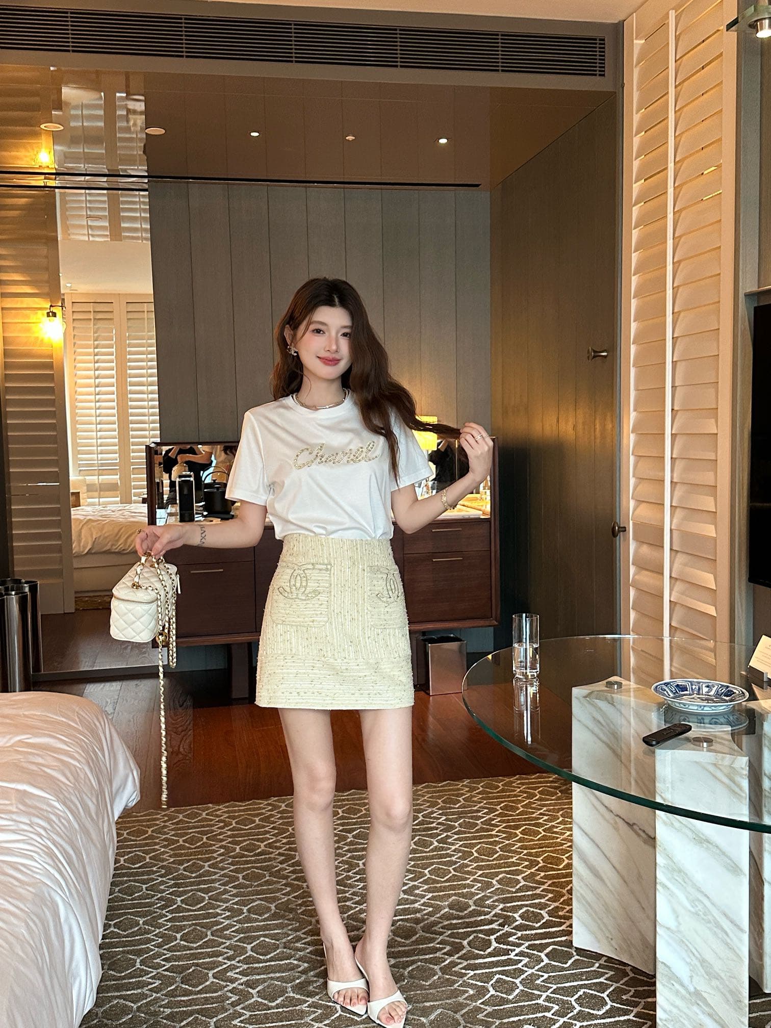 C18424 Chanel short-sleeve T-shirt with contrasting sequins – exudes a luxurious feel — image 4