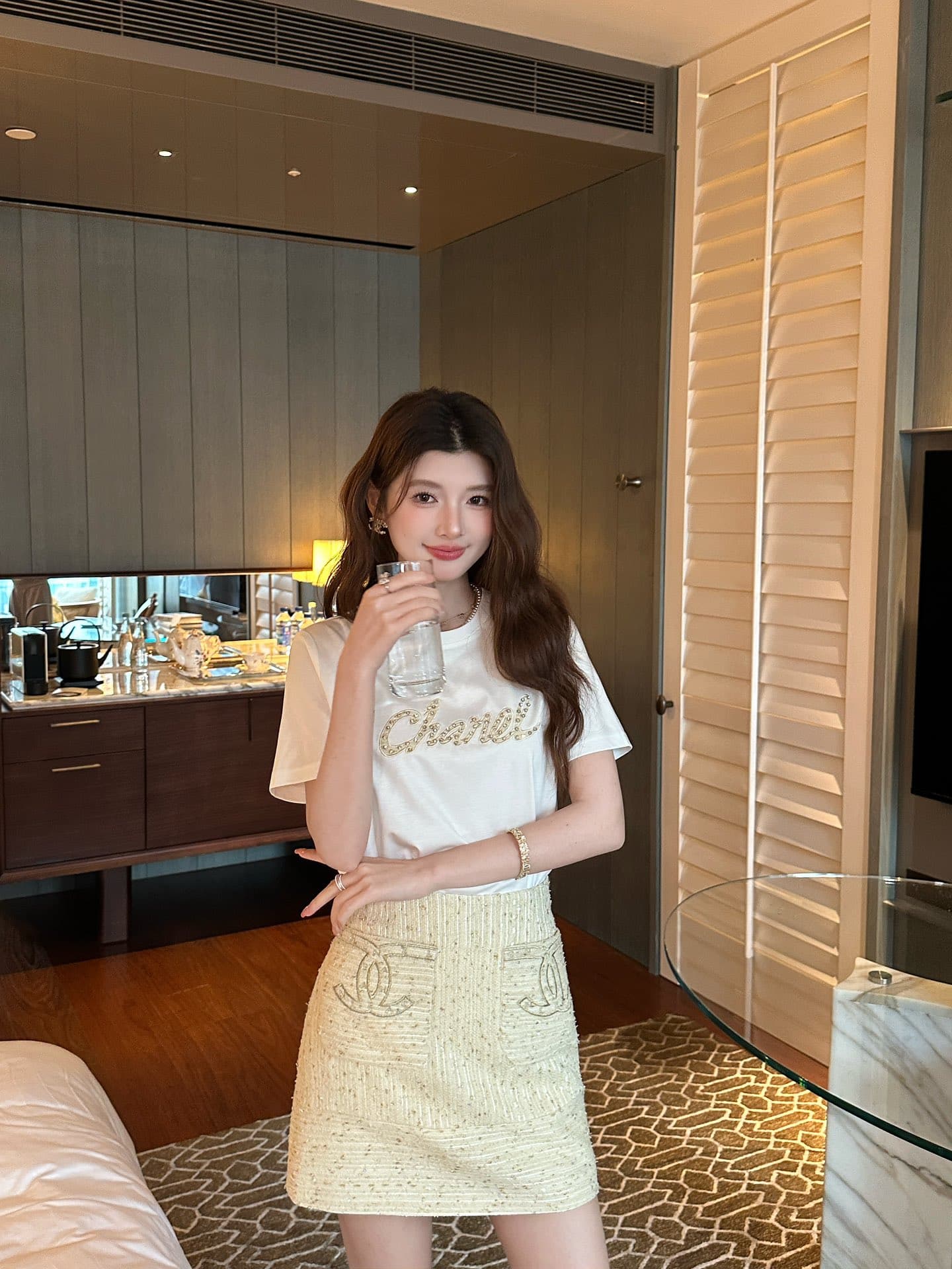 C18424 Chanel short-sleeve T-shirt with contrasting sequins – exudes a luxurious feel — image 6