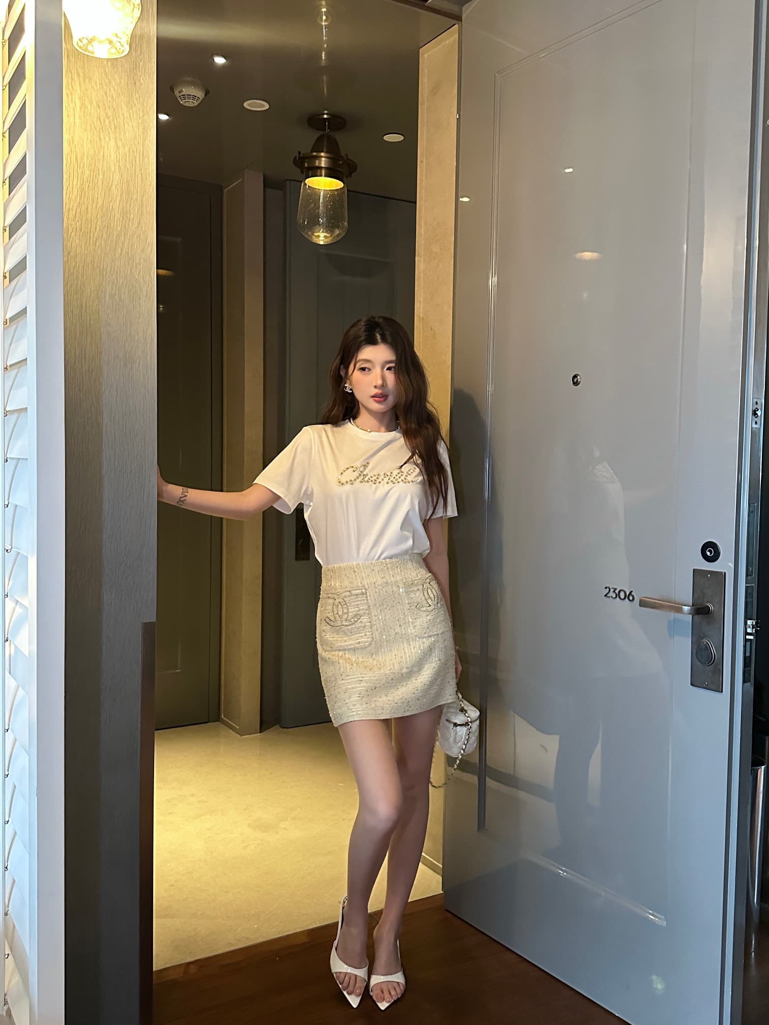 C18424 Chanel short-sleeve T-shirt with contrasting sequins – exudes a luxurious feel — image 5