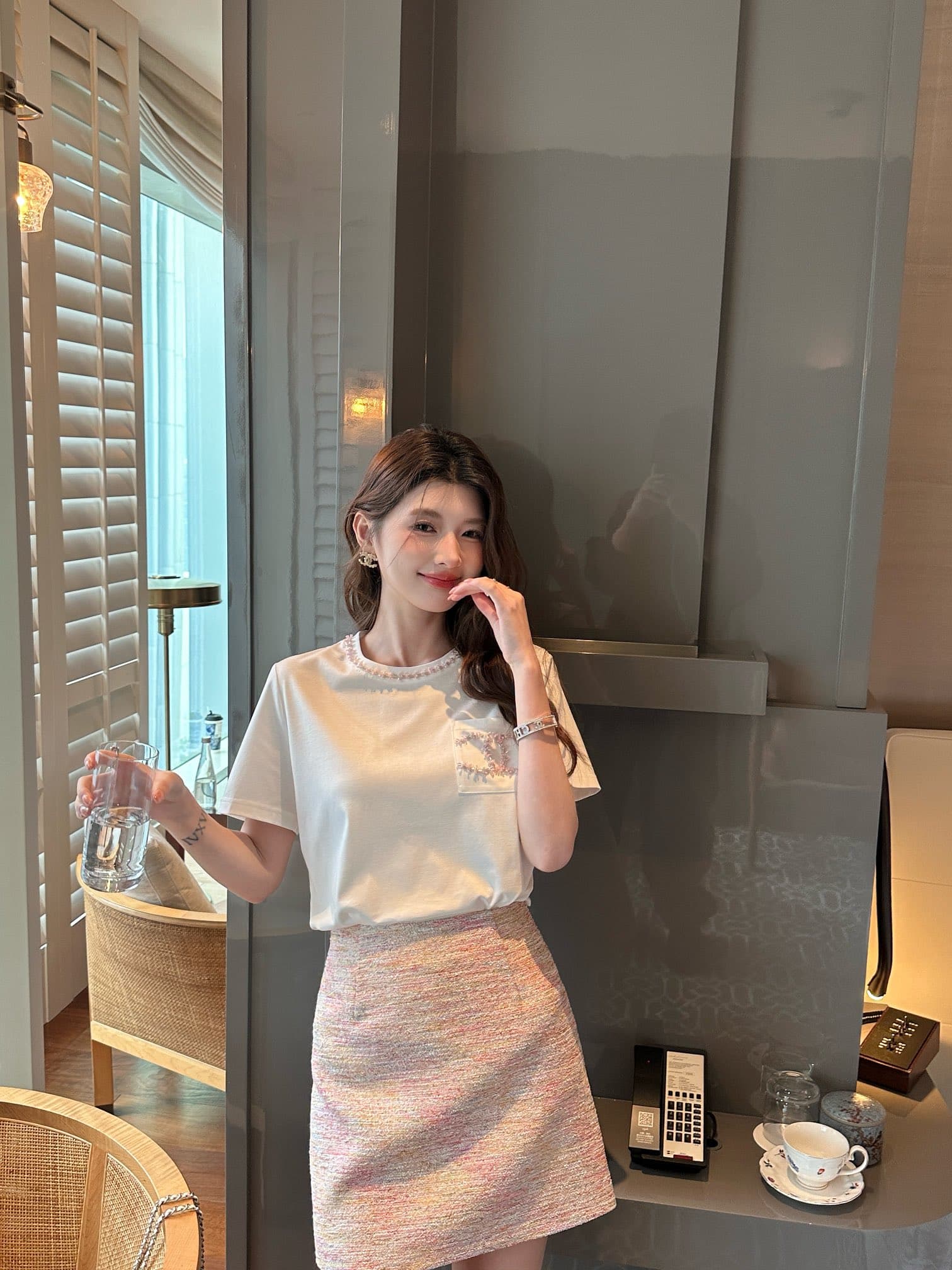 C18426 ✨ Chanel pearl-trimmed double-C pocket T-shirt｜Bring elegance into daily life — image 7