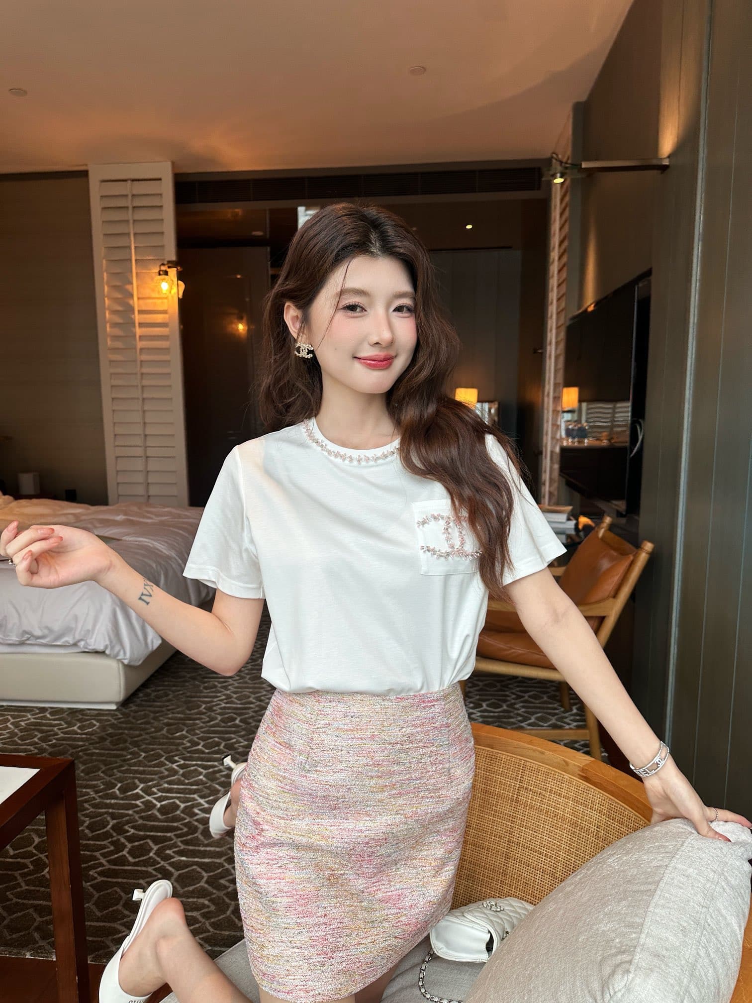 C18426 ✨ Chanel pearl-trimmed double-C pocket T-shirt｜Bring elegance into daily life — image 3