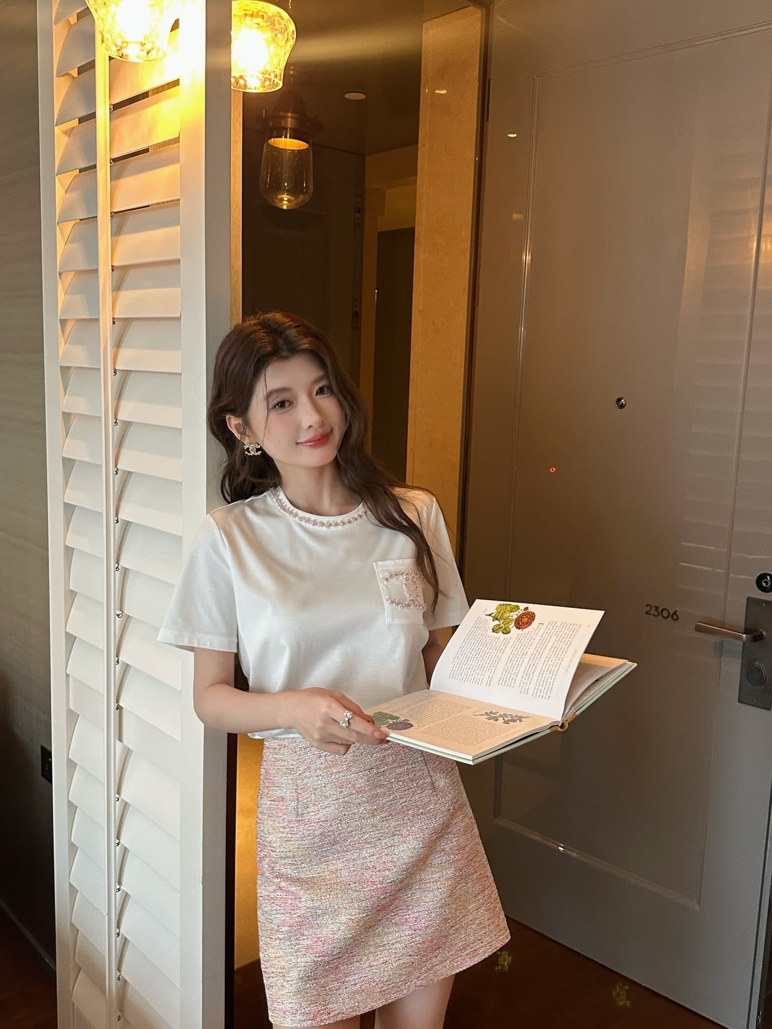 C18426 ✨ Chanel pearl-trimmed double-C pocket T-shirt｜Bring elegance into daily life — image 8