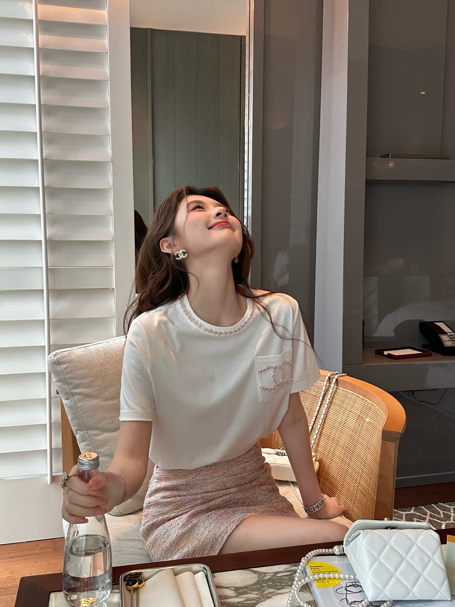 C18426 ✨ Chanel pearl-trimmed double-C pocket T-shirt｜Bring elegance into daily life — image 4