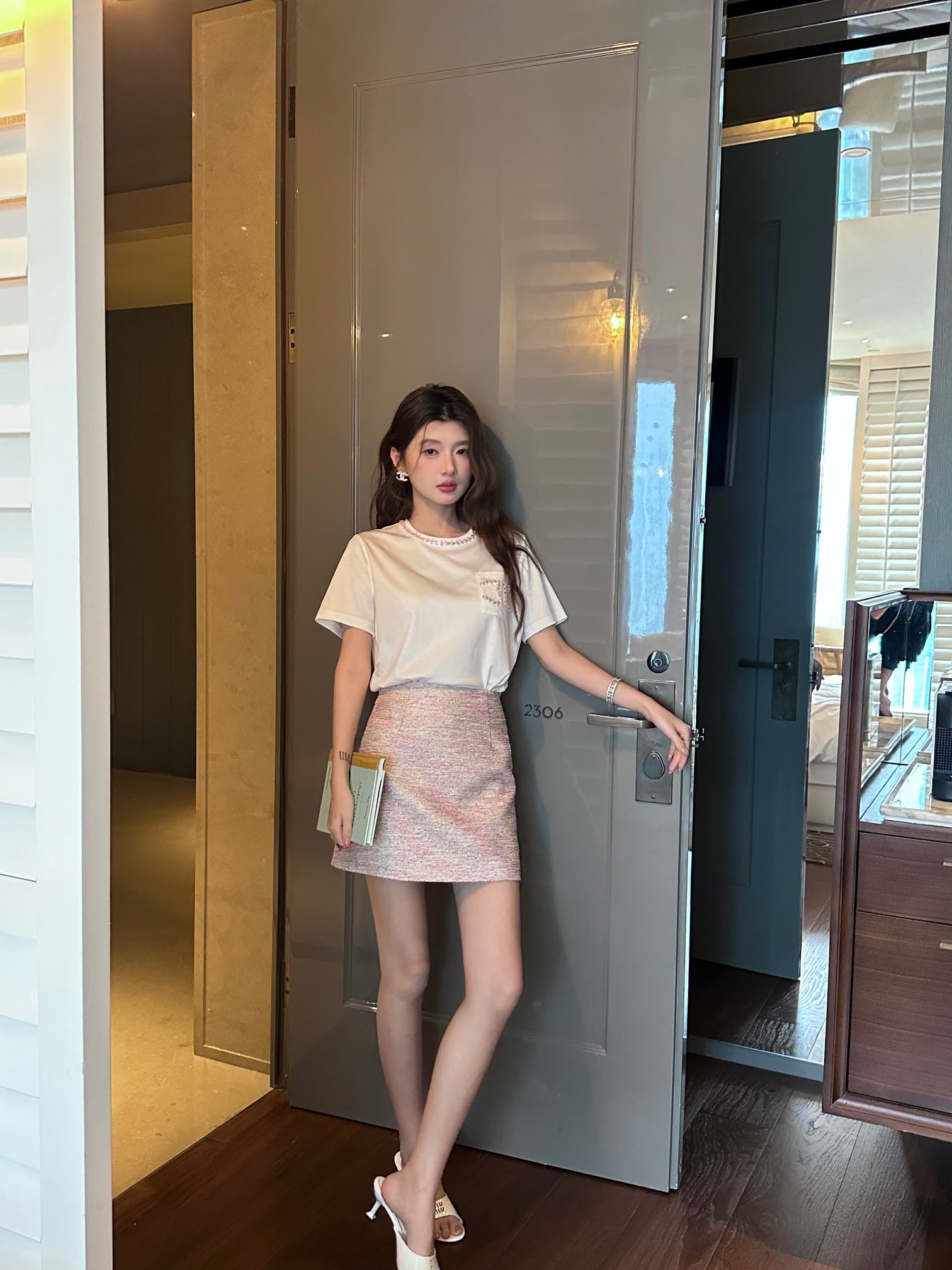 C18426 ✨ Chanel pearl-trimmed double-C pocket T-shirt｜Bring elegance into daily life — image 2