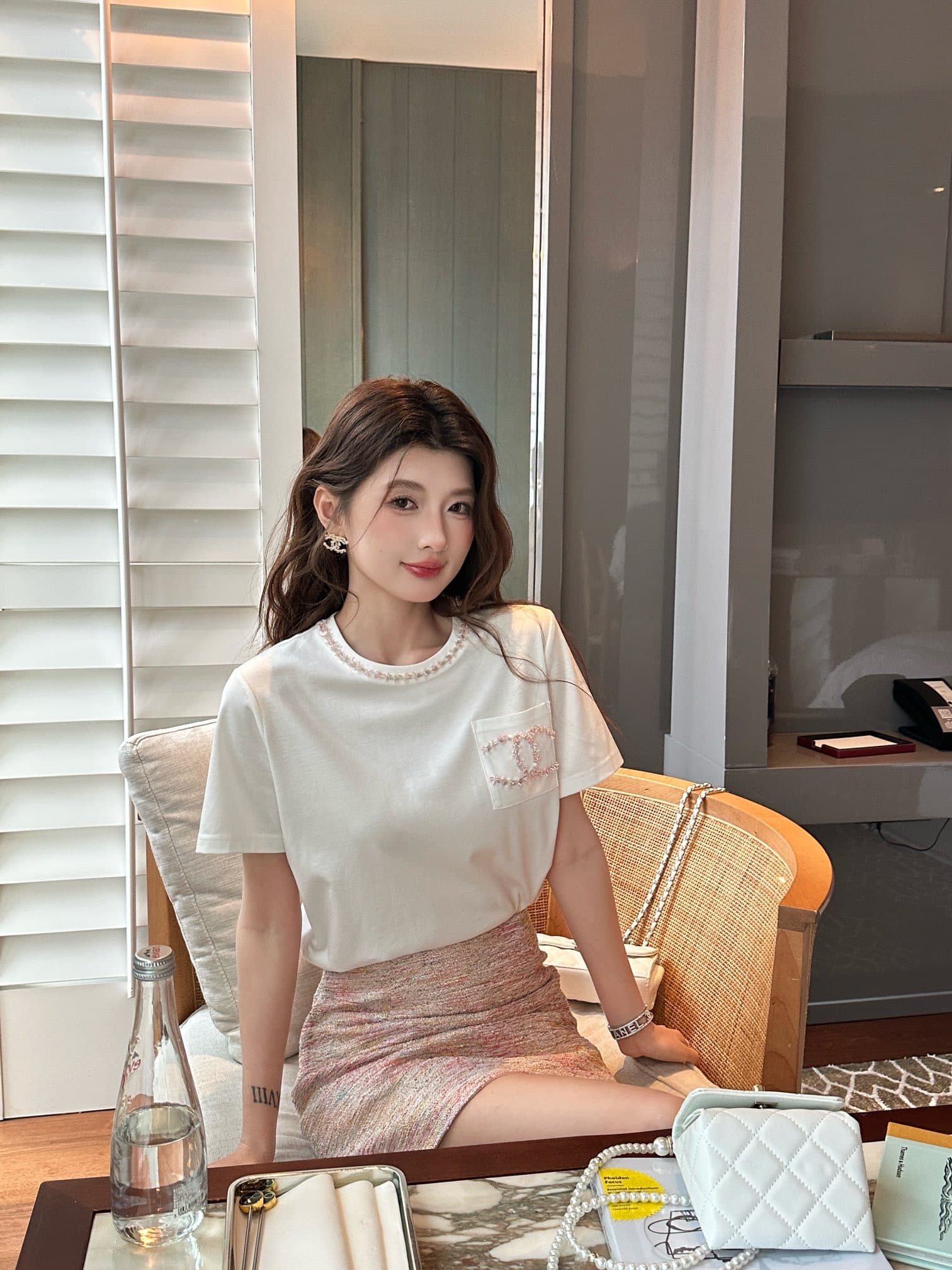 C18426 ✨ Chanel pearl-trimmed double-C pocket T-shirt｜Bring elegance into daily life — image 5