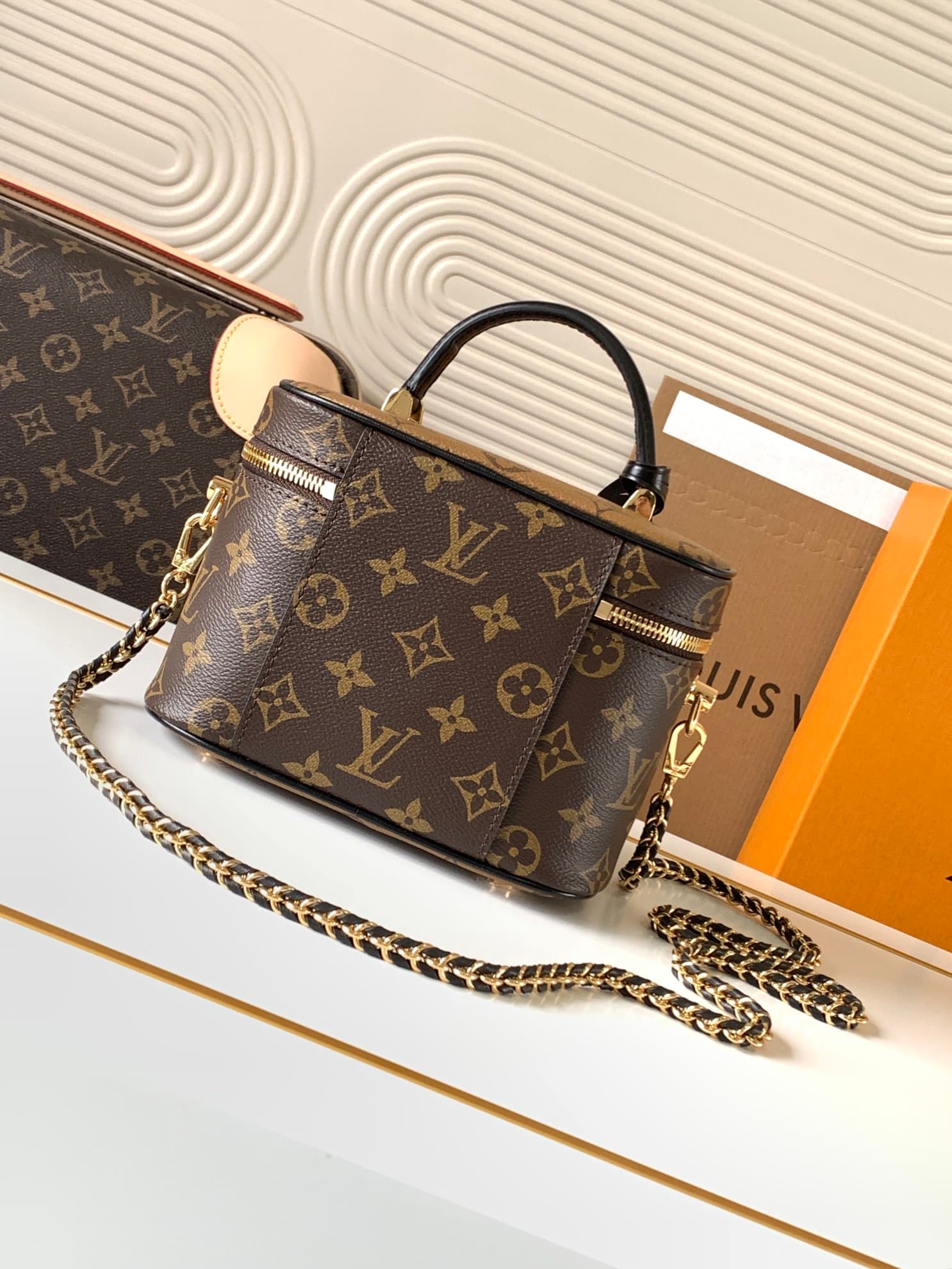 C5106 [Dynamic Chips] M45165 – High-quality original model [Exclusive background footage] 2020. During spring and summer, Nicolas Ghesquitère contributes to the contemporary style that Louis Vuitton continues to create for its travel line. This urban hand — image 3