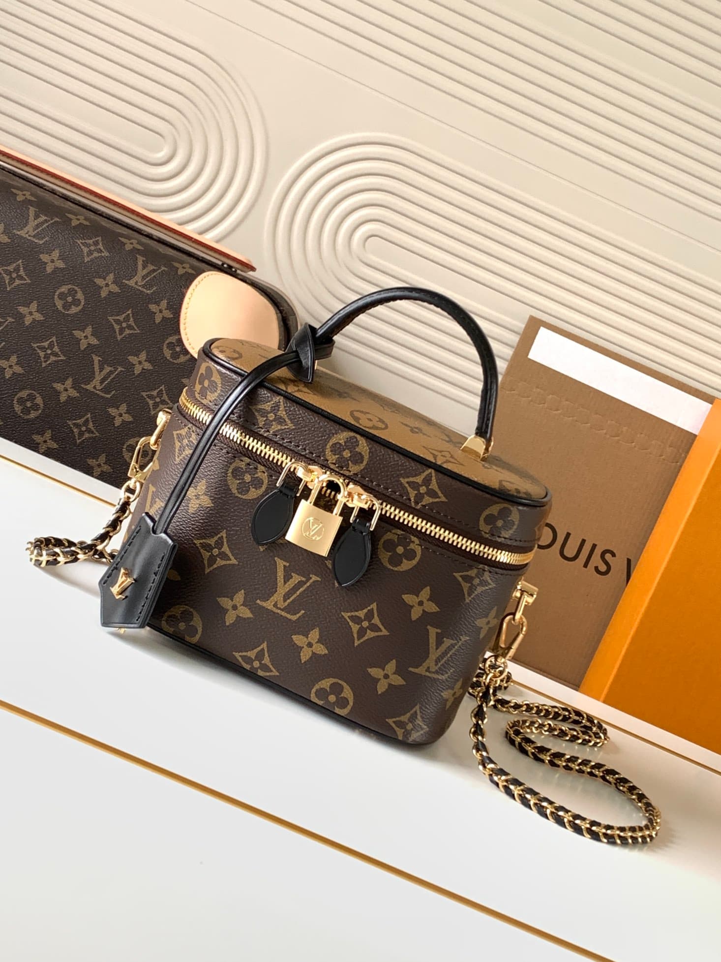 C5106 [Dynamic Chips] M45165 – High-quality original model [Exclusive background footage] 2020. During spring and summer, Nicolas Ghesquitère contributes to the contemporary style that Louis Vuitton continues to create for its travel line. This urban hand — image 1