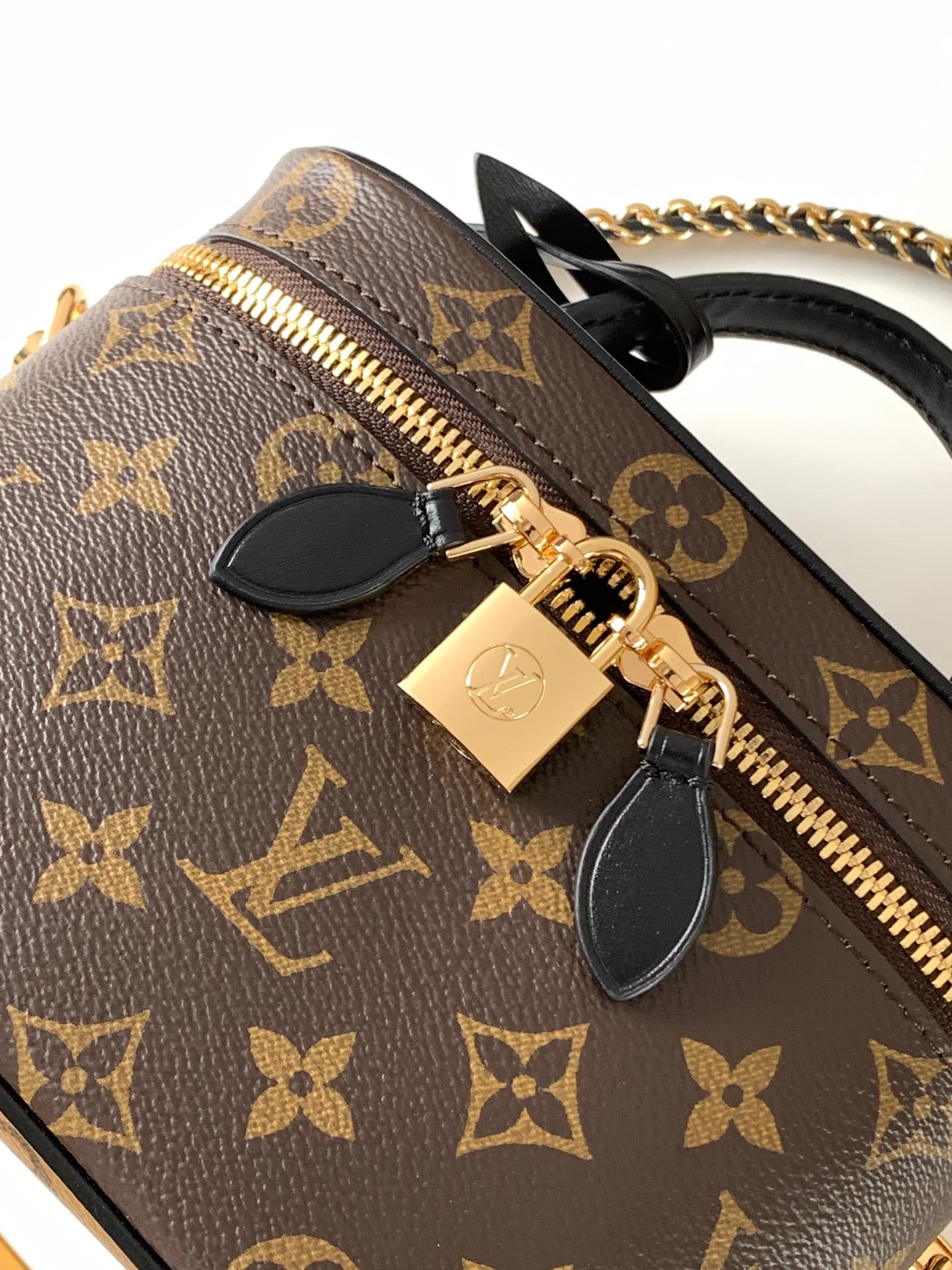 C5106 [Dynamic Chips] M45165 – High-quality original model [Exclusive background footage] 2020. During spring and summer, Nicolas Ghesquitère contributes to the contemporary style that Louis Vuitton continues to create for its travel line. This urban hand — image 5