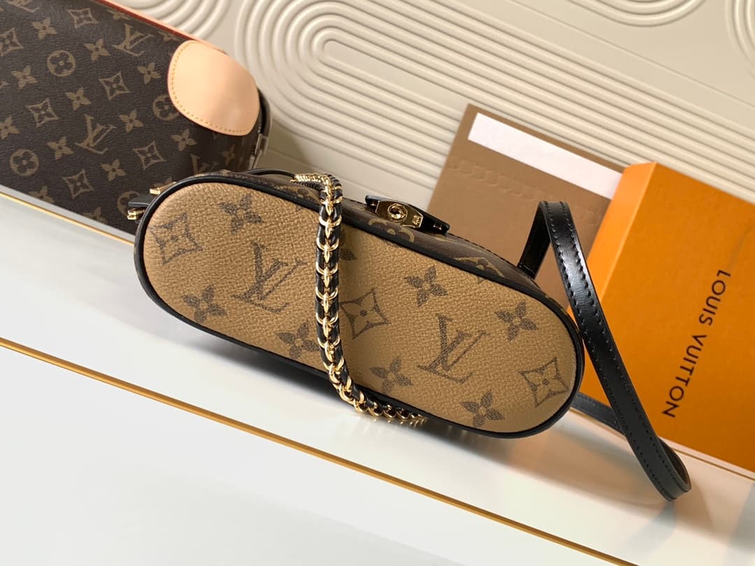 C5107 [Dynamic Chip] M47125 – New version of top-quality original products [Exclusive background footage]. Inspired by the classic makeup case, the handbag features Monogram canvas to embody the spirit of travel. The handle at the top and detachable woven — image 4