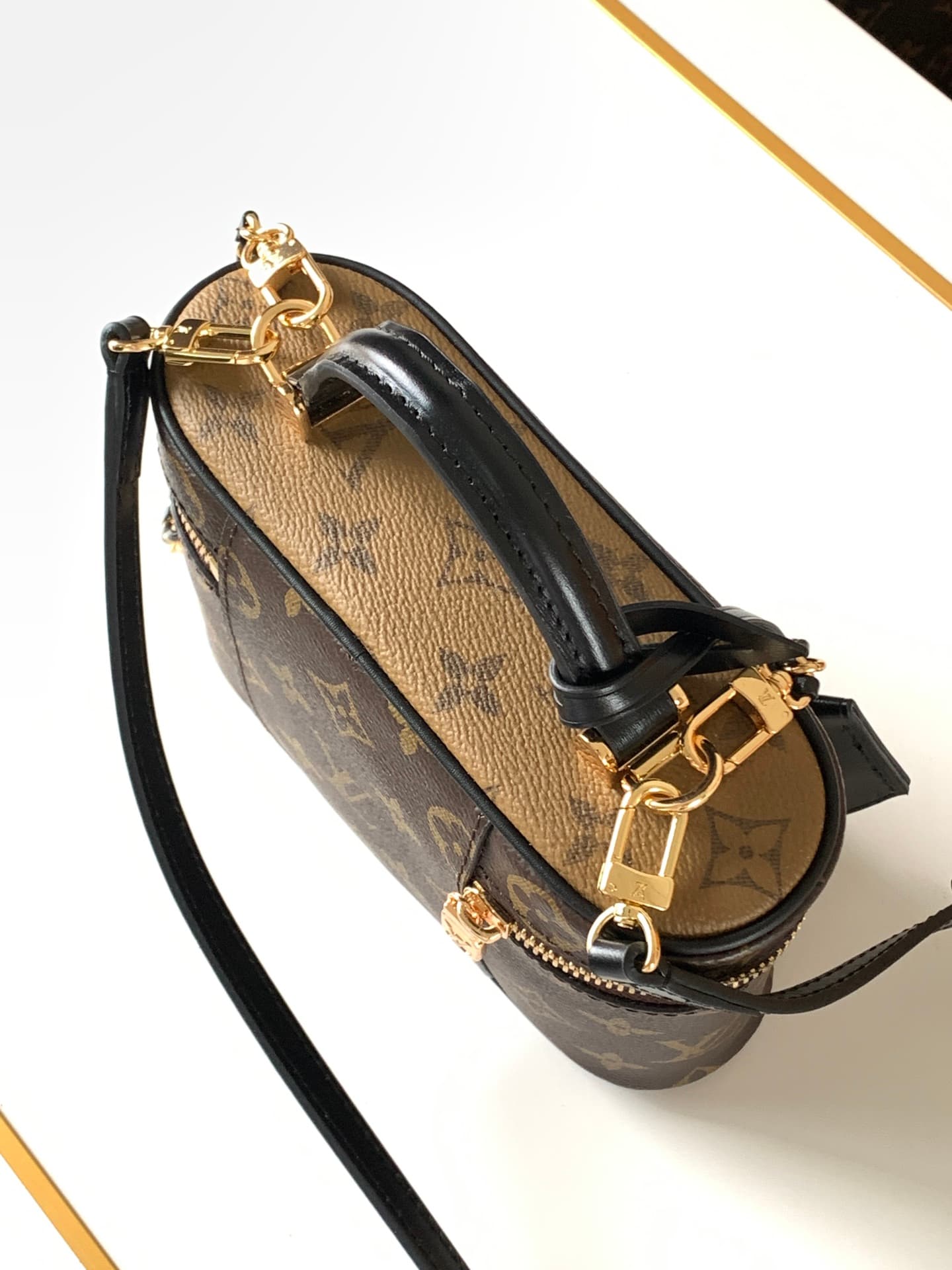 C5107 [Dynamic Chip] M47125 – New version of top-quality original products [Exclusive background footage]. Inspired by the classic makeup case, the handbag features Monogram canvas to embody the spirit of travel. The handle at the top and detachable woven — image 6