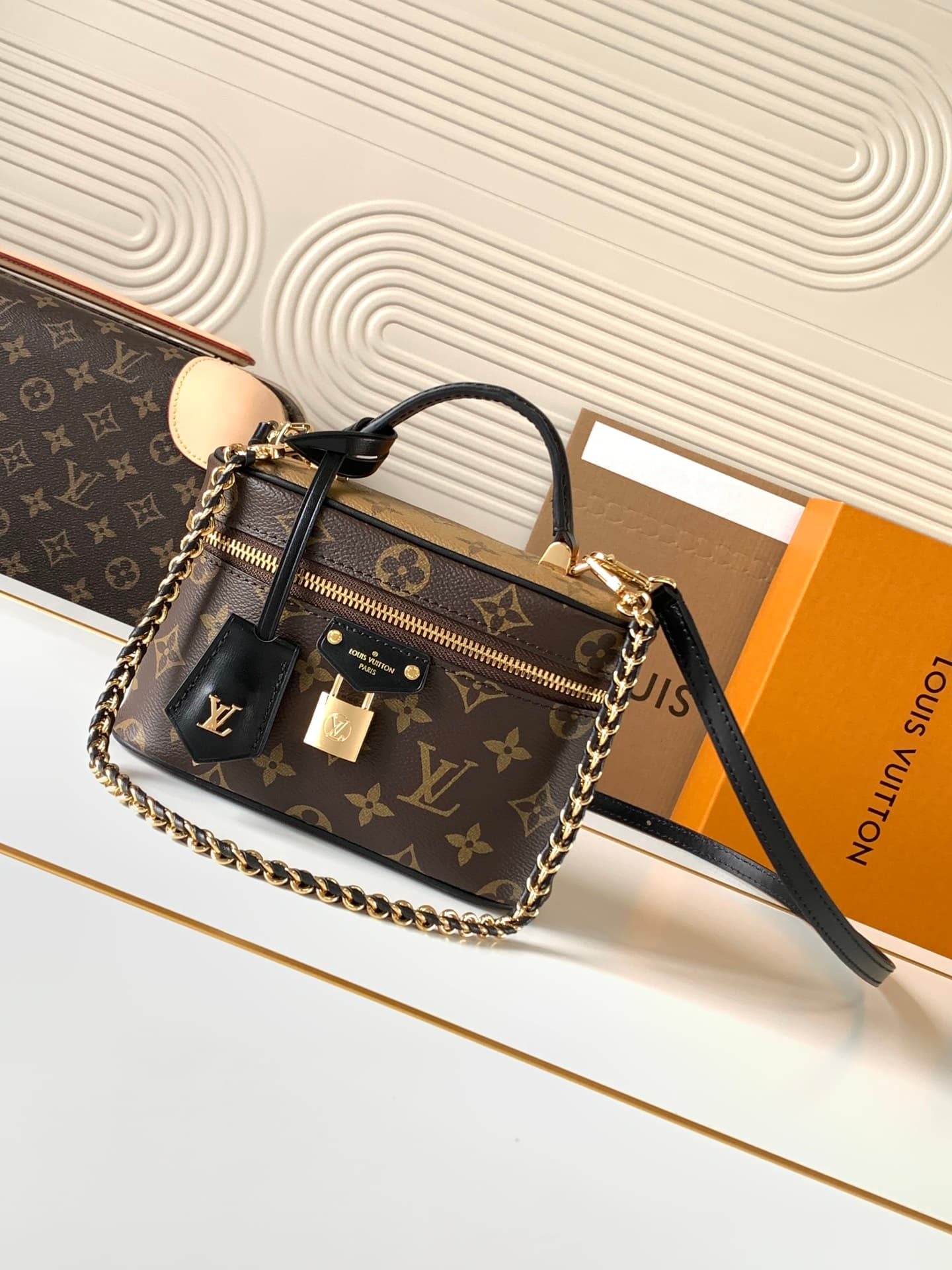 C5107 [Dynamic Chip] M47125 – New version of top-quality original products [Exclusive background footage]. Inspired by the classic makeup case, the handbag features Monogram canvas to embody the spirit of travel. The handle at the top and detachable woven — image 1