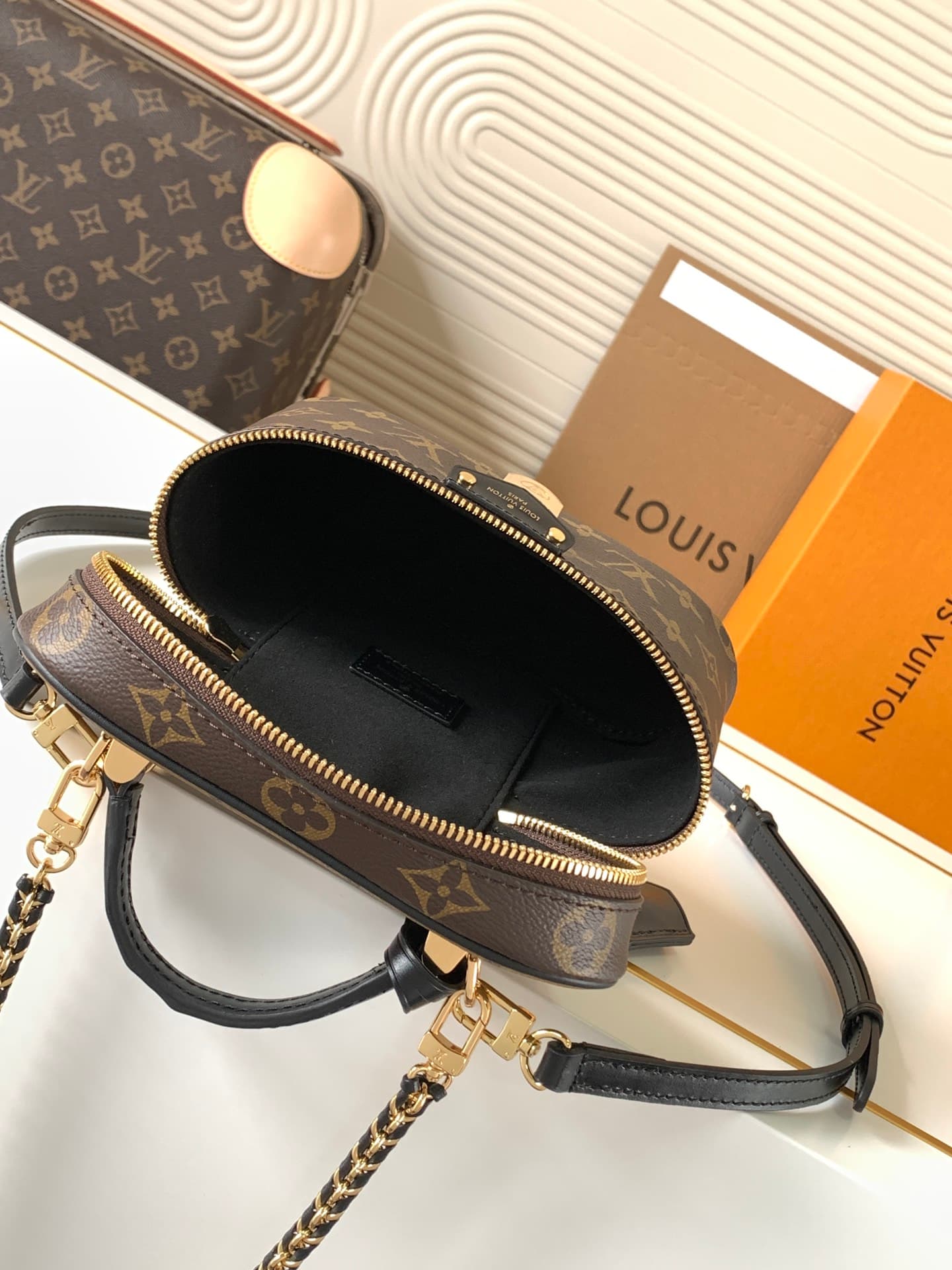 C5107 [Dynamic Chip] M47125 – New version of top-quality original products [Exclusive background footage]. Inspired by the classic makeup case, the handbag features Monogram canvas to embody the spirit of travel. The handle at the top and detachable woven — image 8