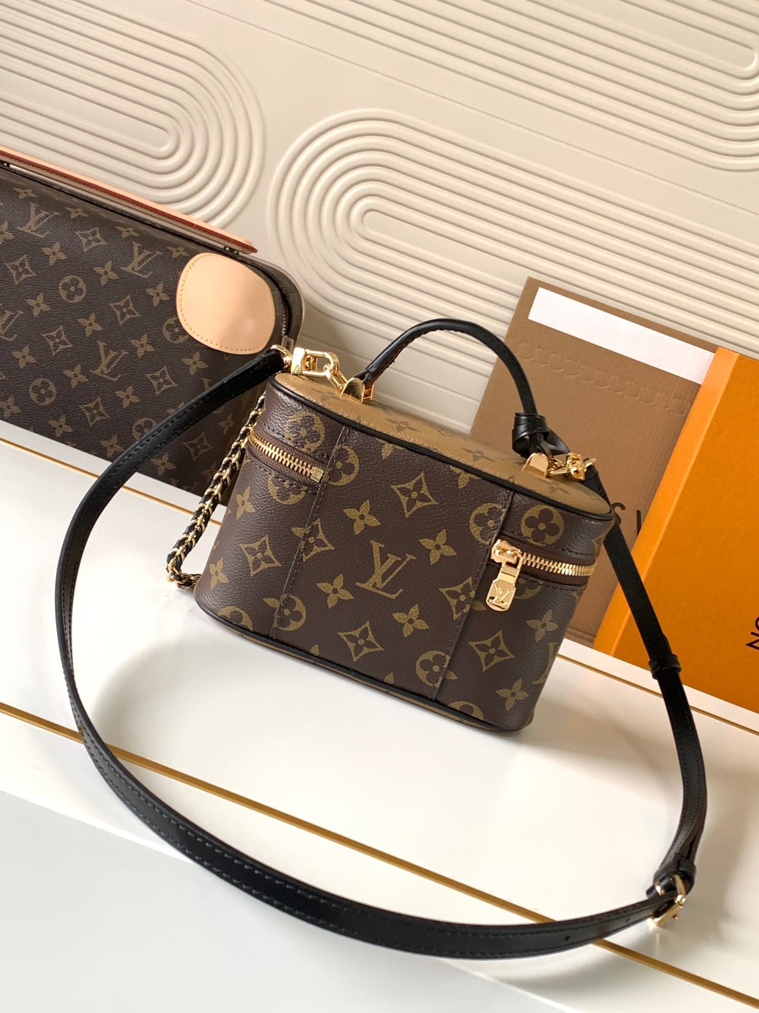 C5107 [Dynamic Chip] M47125 – New version of top-quality original products [Exclusive background footage]. Inspired by the classic makeup case, the handbag features Monogram canvas to embody the spirit of travel. The handle at the top and detachable woven — image 3