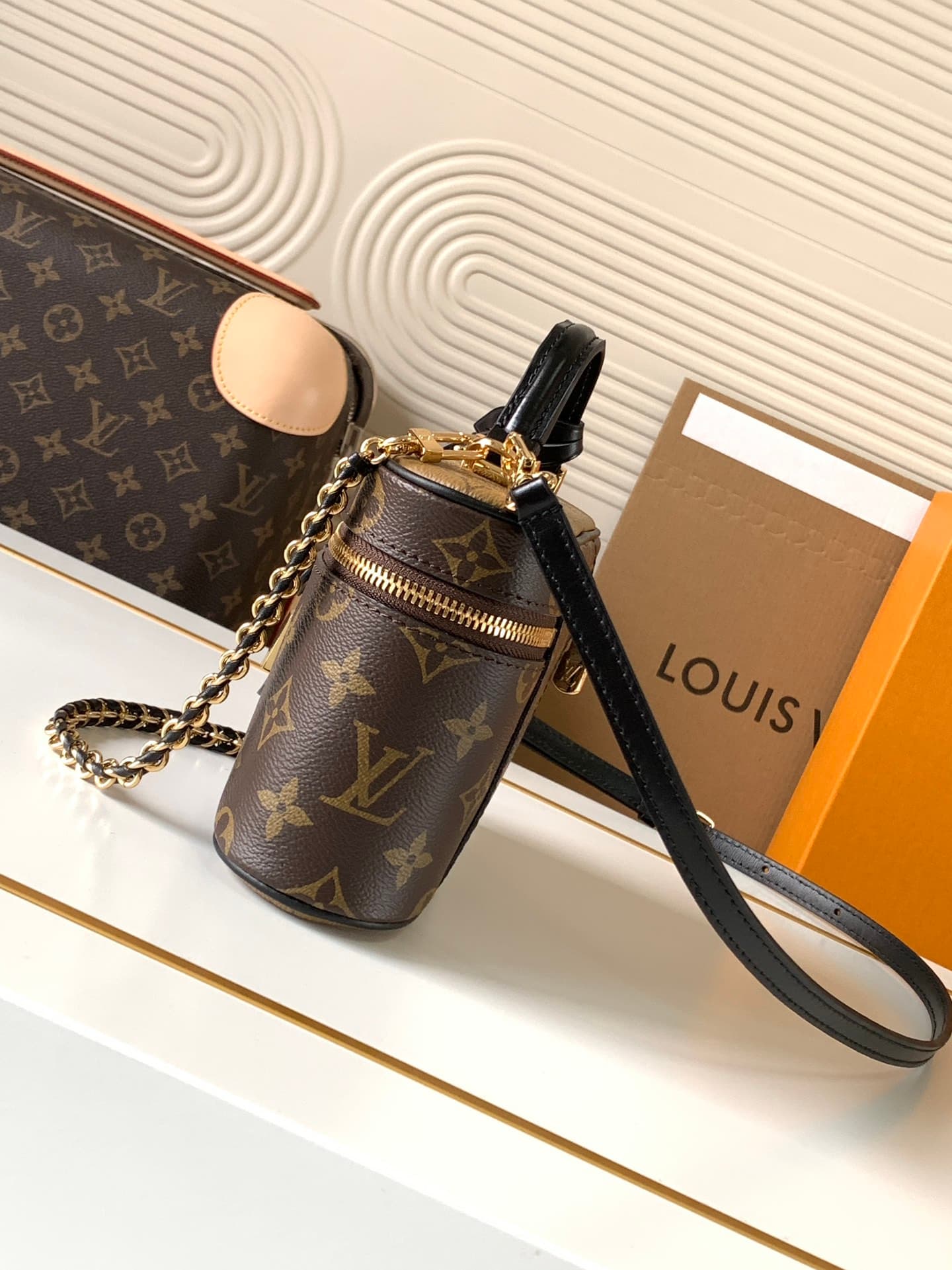 C5107 [Dynamic Chip] M47125 – New version of top-quality original products [Exclusive background footage]. Inspired by the classic makeup case, the handbag features Monogram canvas to embody the spirit of travel. The handle at the top and detachable woven — image 2