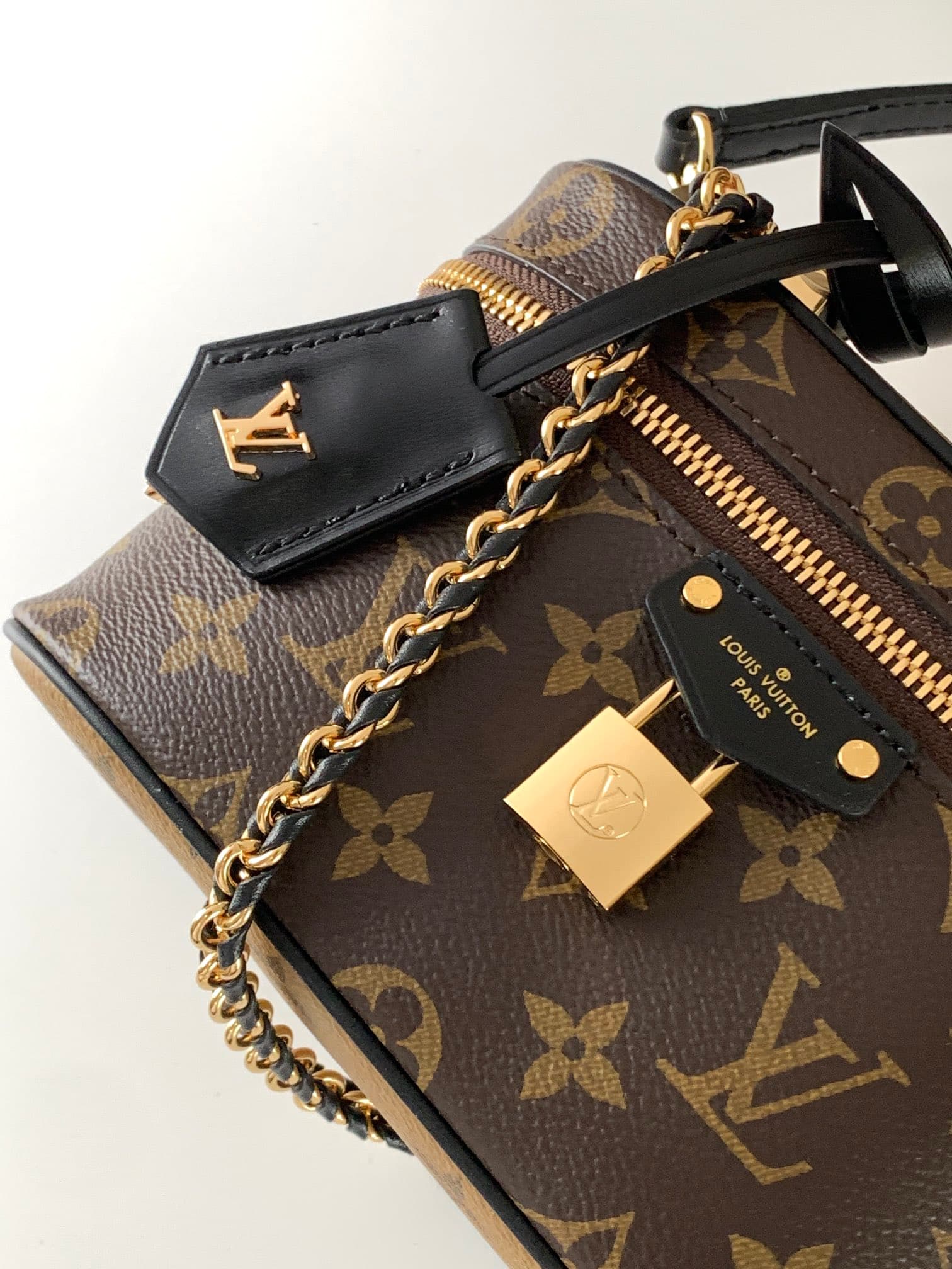 C5107 [Dynamic Chip] M47125 – New version of top-quality original products [Exclusive background footage]. Inspired by the classic makeup case, the handbag features Monogram canvas to embody the spirit of travel. The handle at the top and detachable woven — image 5