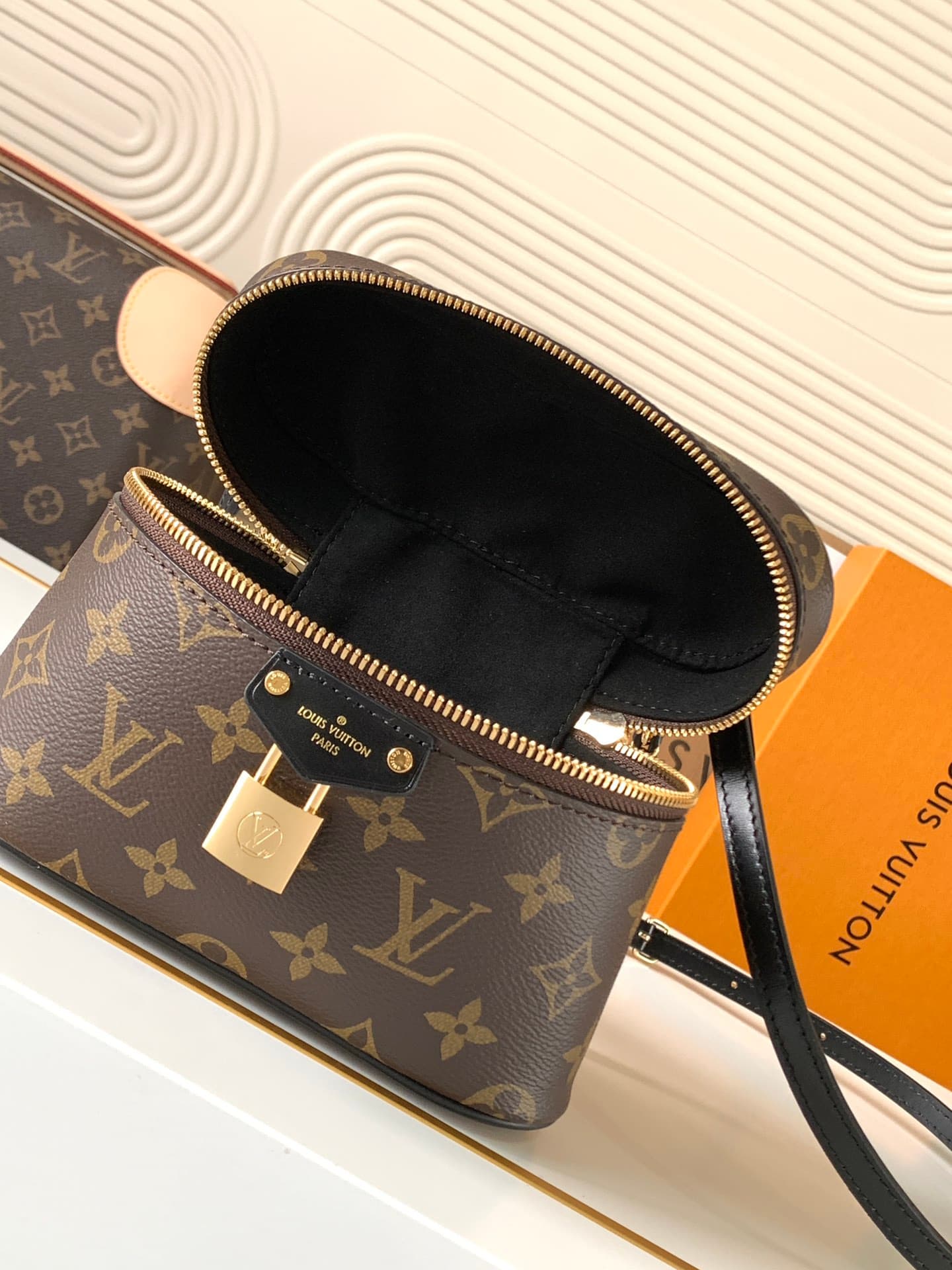C5107 [Dynamic Chip] M47125 – New version of top-quality original products [Exclusive background footage]. Inspired by the classic makeup case, the handbag features Monogram canvas to embody the spirit of travel. The handle at the top and detachable woven — image 7