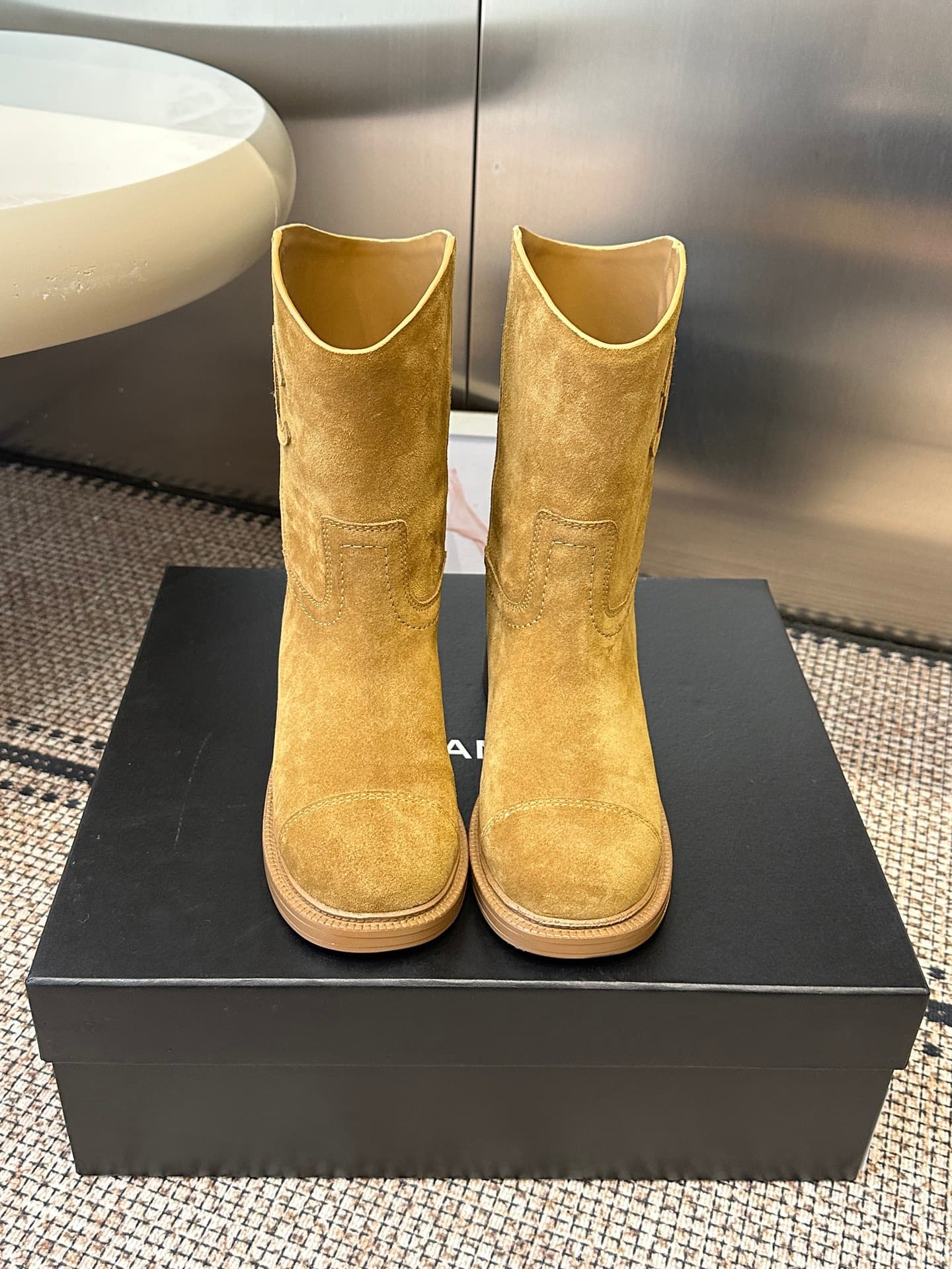 D8767 Chanel 26ss Fall/Winter New Cavalry Boots: These Cavalry Boots are truly stylish and fashionable. They are simple yet elegant, with a sophisticated and impressive aesthetic. There’s a stunning beauty to them; the heels and soles both contribute to i — image 1