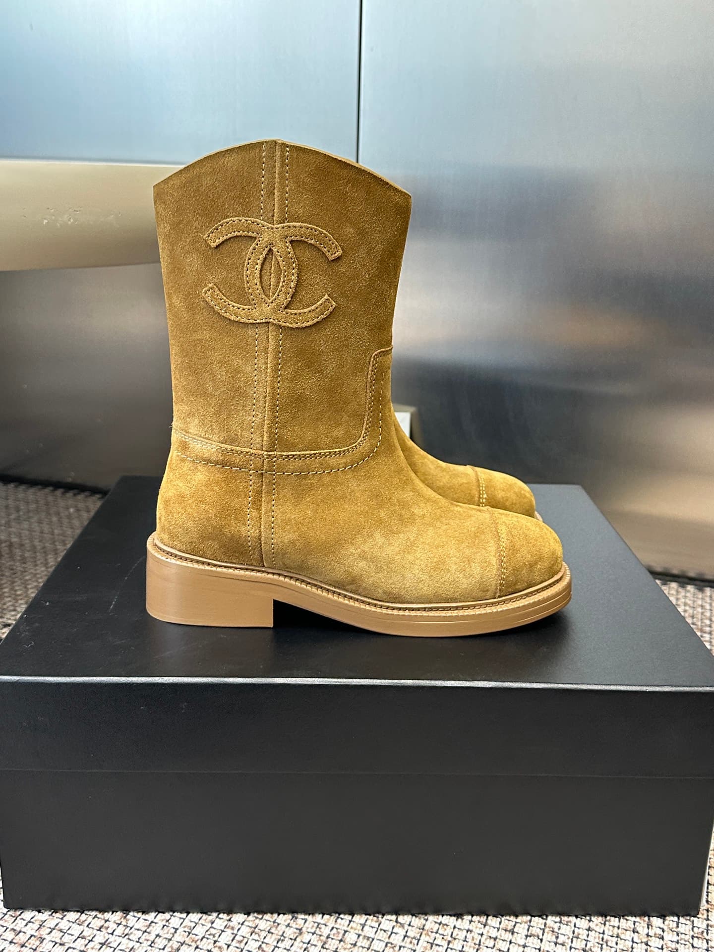 D8767 Chanel 26ss Fall/Winter New Cavalry Boots: These Cavalry Boots are truly stylish and fashionable. They are simple yet elegant, with a sophisticated and impressive aesthetic. There’s a stunning beauty to them; the heels and soles both contribute to i — image 2