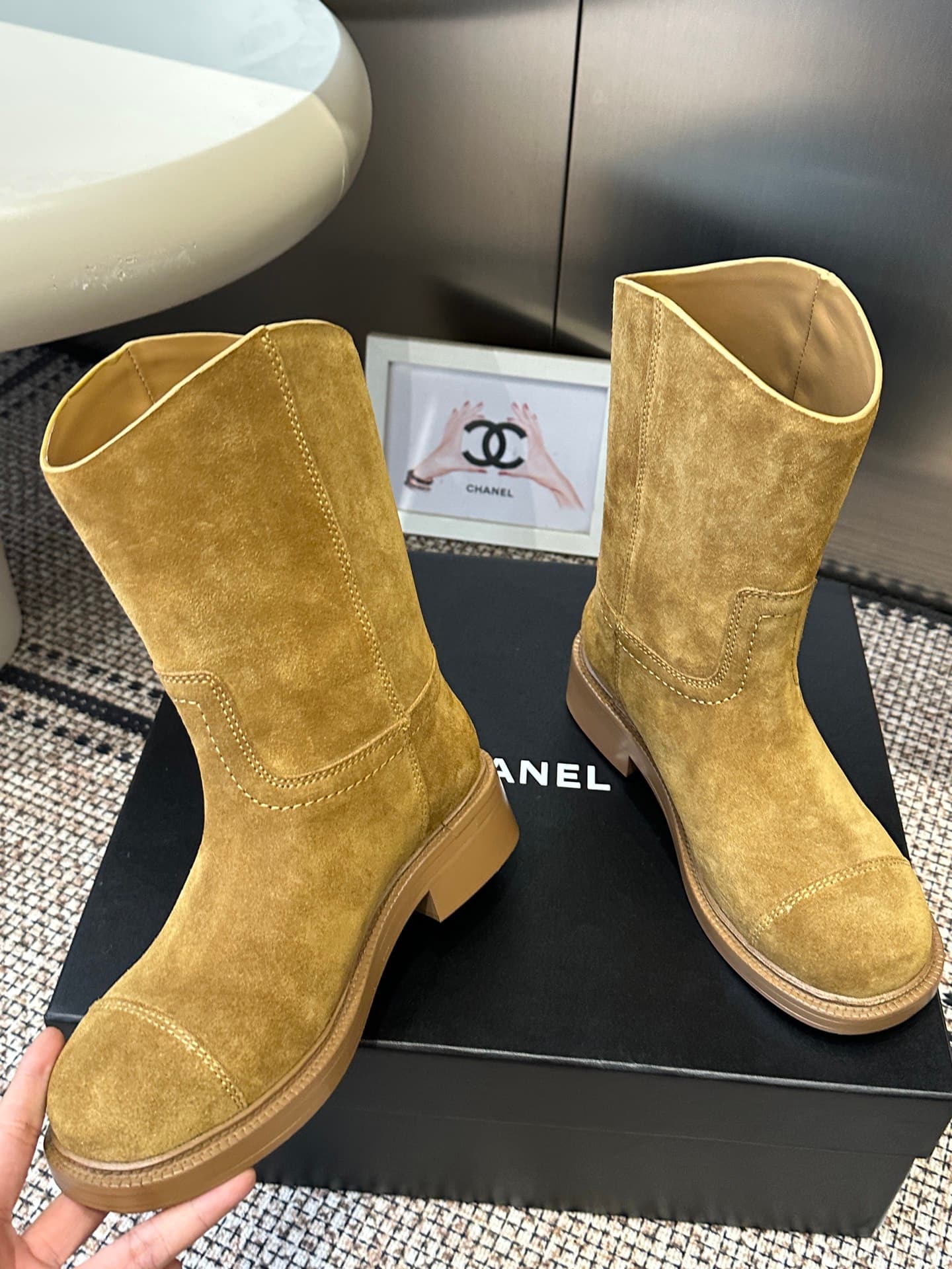 D8767 Chanel 26ss Fall/Winter New Cavalry Boots: These Cavalry Boots are truly stylish and fashionable. They are simple yet elegant, with a sophisticated and impressive aesthetic. There’s a stunning beauty to them; the heels and soles both contribute to i — image 5
