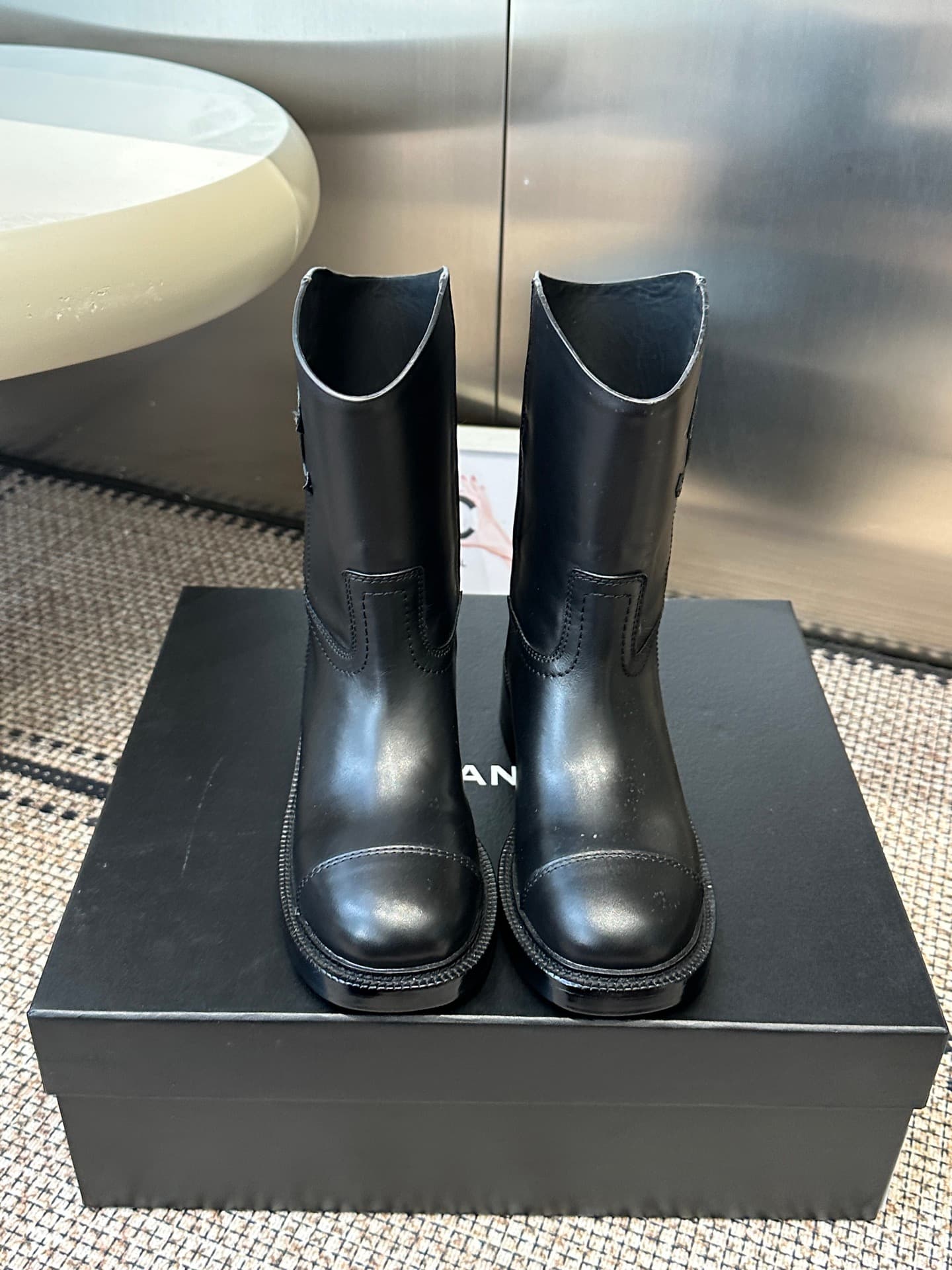D8766 Chanel 26ss autumn/winter new model cavalry boots. These cavalry boots are truly stylish and fashionable – simple yet unique, with a natural and elegant aesthetic. They offer a stunning look; the heels and soles both help to enhance the height and p — image 1