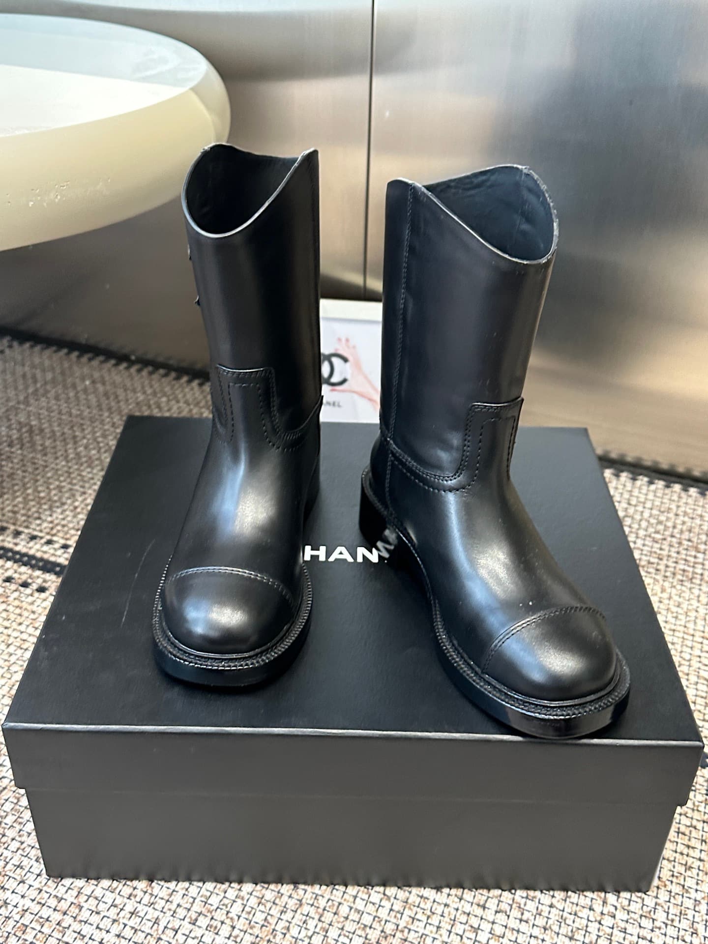 D8766 Chanel 26ss autumn/winter new model cavalry boots. These cavalry boots are truly stylish and fashionable – simple yet unique, with a natural and elegant aesthetic. They offer a stunning look; the heels and soles both help to enhance the height and p — image 8
