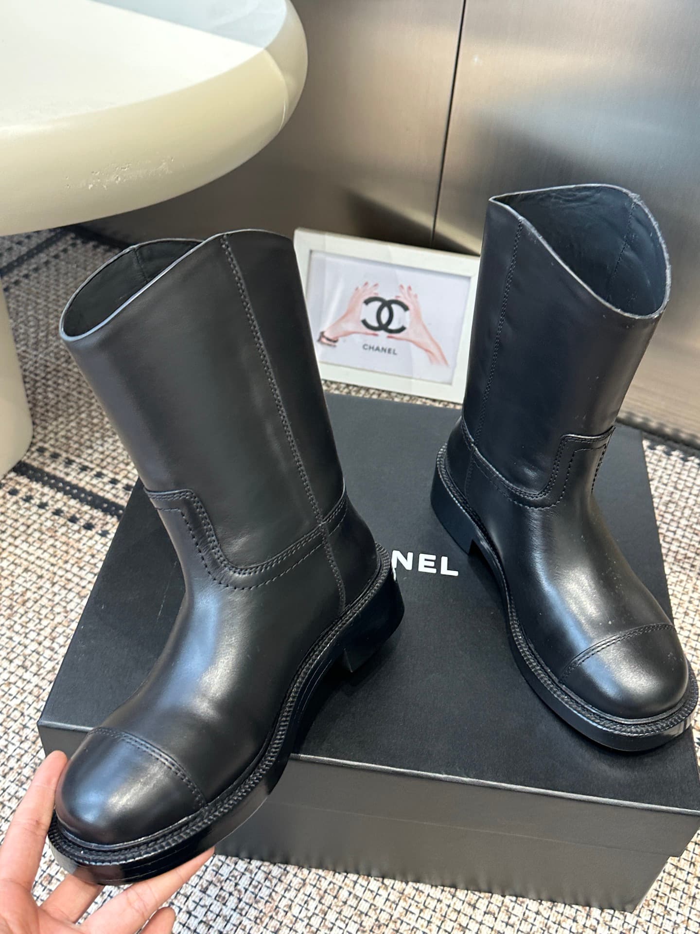 D8766 Chanel 26ss autumn/winter new model cavalry boots. These cavalry boots are truly stylish and fashionable – simple yet unique, with a natural and elegant aesthetic. They offer a stunning look; the heels and soles both help to enhance the height and p — image 5