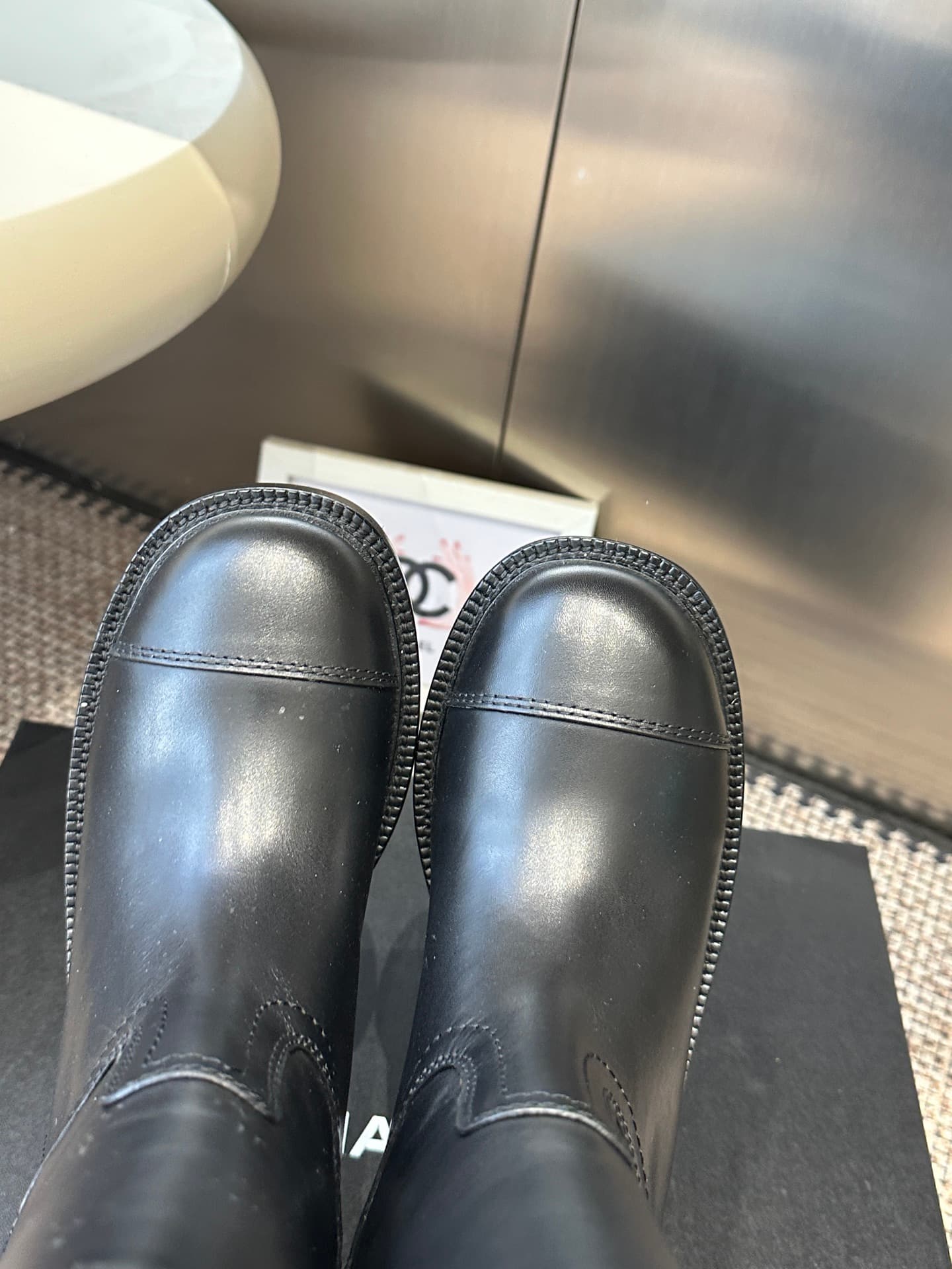D8766 Chanel 26ss autumn/winter new model cavalry boots. These cavalry boots are truly stylish and fashionable – simple yet unique, with a natural and elegant aesthetic. They offer a stunning look; the heels and soles both help to enhance the height and p — image 4