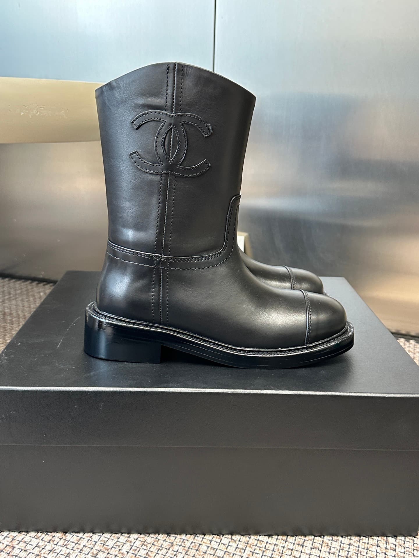 D8766 Chanel 26ss autumn/winter new model cavalry boots. These cavalry boots are truly stylish and fashionable – simple yet unique, with a natural and elegant aesthetic. They offer a stunning look; the heels and soles both help to enhance the height and p — image 2