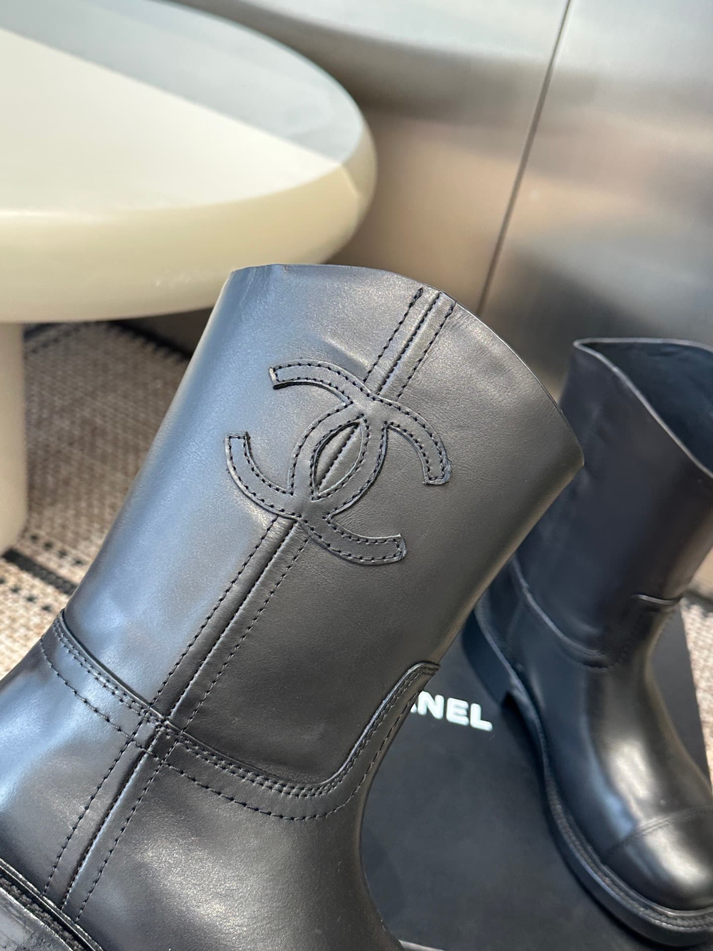 D8766 Chanel 26ss autumn/winter new model cavalry boots. These cavalry boots are truly stylish and fashionable – simple yet unique, with a natural and elegant aesthetic. They offer a stunning look; the heels and soles both help to enhance the height and p — image 7