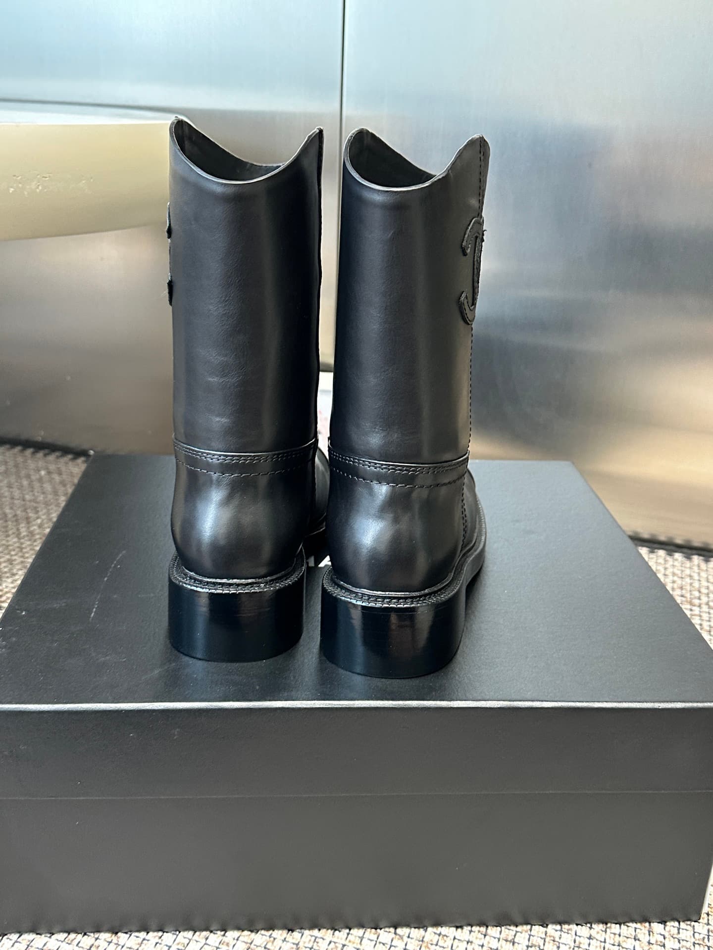 D8766 Chanel 26ss autumn/winter new model cavalry boots. These cavalry boots are truly stylish and fashionable – simple yet unique, with a natural and elegant aesthetic. They offer a stunning look; the heels and soles both help to enhance the height and p — image 3