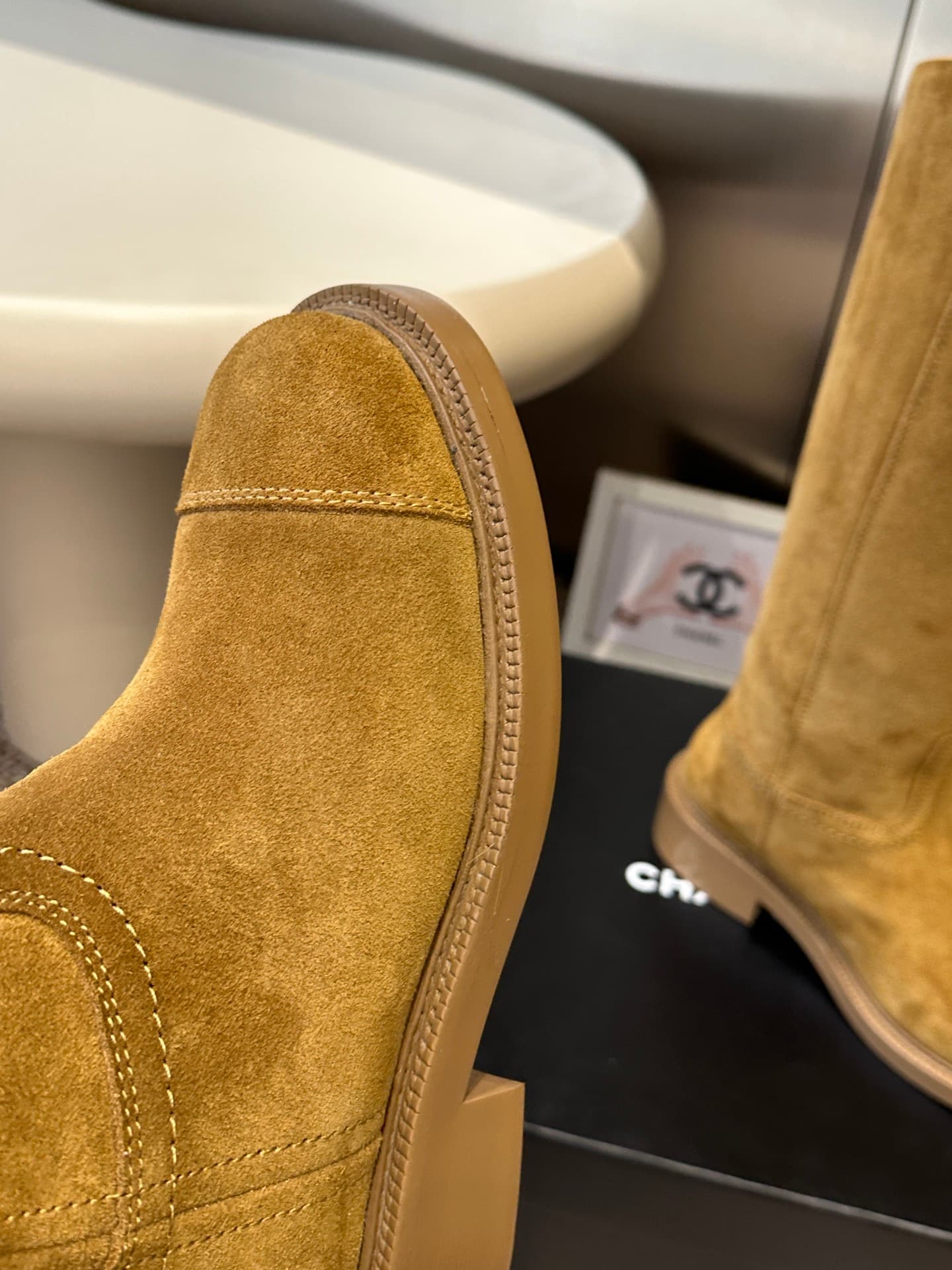 D8765 Chanel 26ss Fall/Winter New骑士 Boots These骑士 boots are truly stylish and fashionable. They are simple yet unique, with a natural and elegant appearance. There’s a stunning beauty to them; the heels and soles both enhance height and provide comfort du — image 6