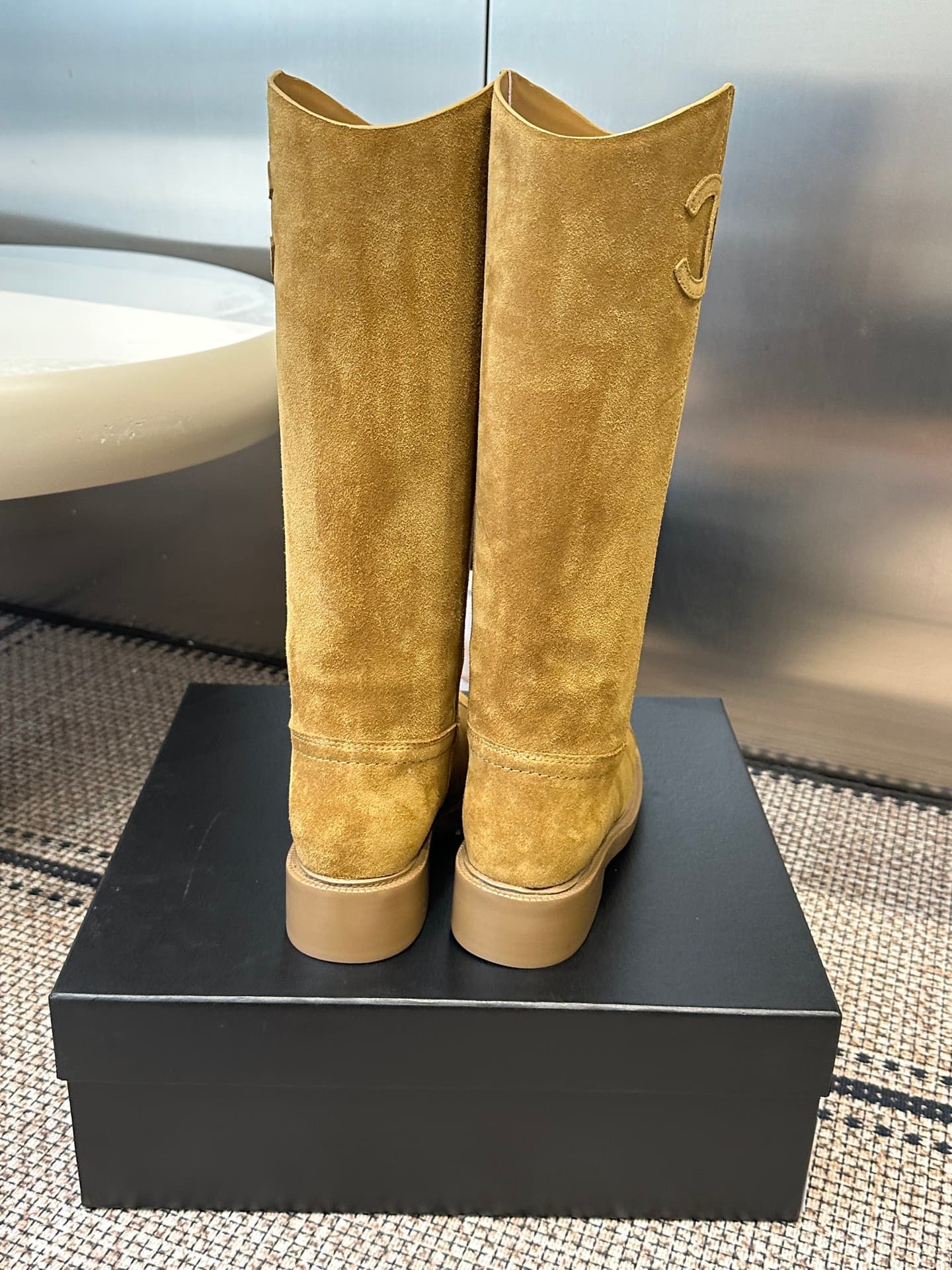 D8765 Chanel 26ss Fall/Winter New骑士 Boots These骑士 boots are truly stylish and fashionable. They are simple yet unique, with a natural and elegant appearance. There’s a stunning beauty to them; the heels and soles both enhance height and provide comfort du — image 3
