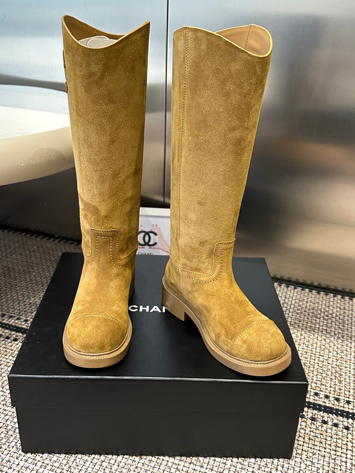 D8765 Chanel 26ss Fall/Winter New骑士 Boots These骑士 boots are truly stylish and fashionable. They are simple yet unique, with a natural and elegant appearance. There’s a stunning beauty to them; the heels and soles both enhance height and provide comfort du — image 7