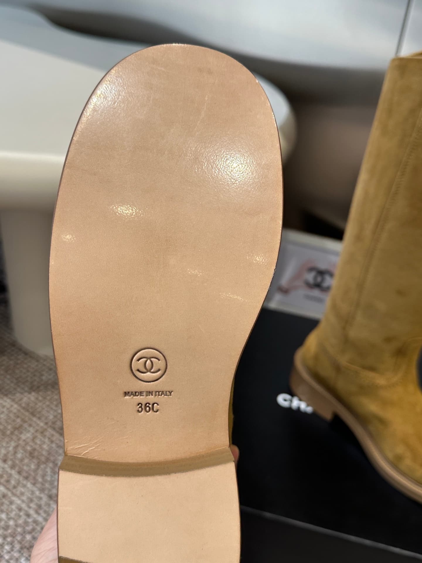 D8765 Chanel 26ss Fall/Winter New骑士 Boots These骑士 boots are truly stylish and fashionable. They are simple yet unique, with a natural and elegant appearance. There’s a stunning beauty to them; the heels and soles both enhance height and provide comfort du — image 5