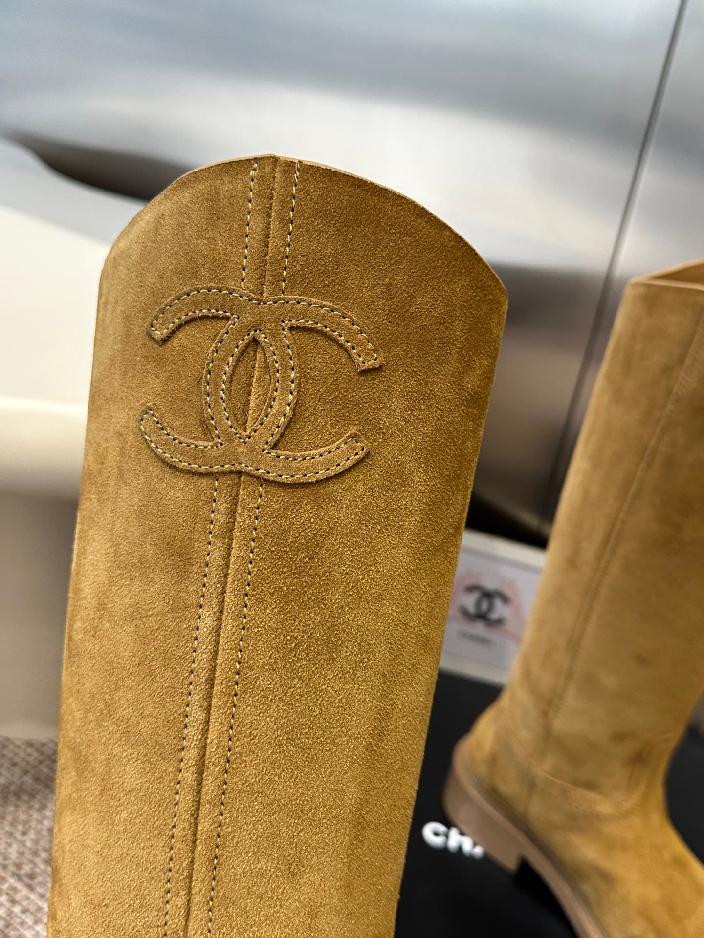 D8765 Chanel 26ss Fall/Winter New骑士 Boots These骑士 boots are truly stylish and fashionable. They are simple yet unique, with a natural and elegant appearance. There’s a stunning beauty to them; the heels and soles both enhance height and provide comfort du — image 4