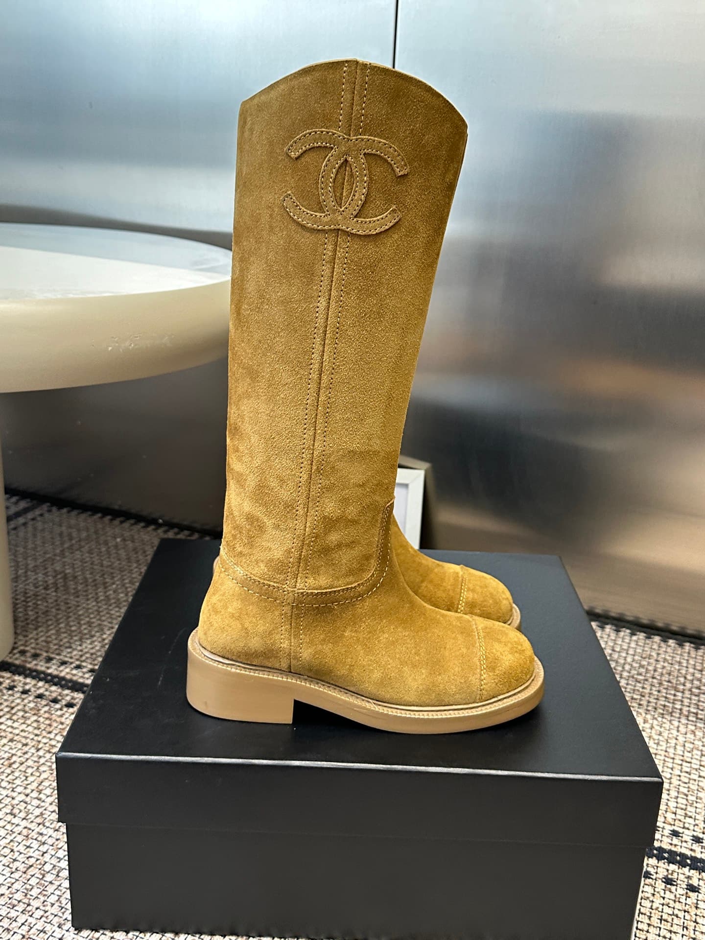 D8765 Chanel 26ss Fall/Winter New骑士 Boots These骑士 boots are truly stylish and fashionable. They are simple yet unique, with a natural and elegant appearance. There’s a stunning beauty to them; the heels and soles both enhance height and provide comfort du — image 2