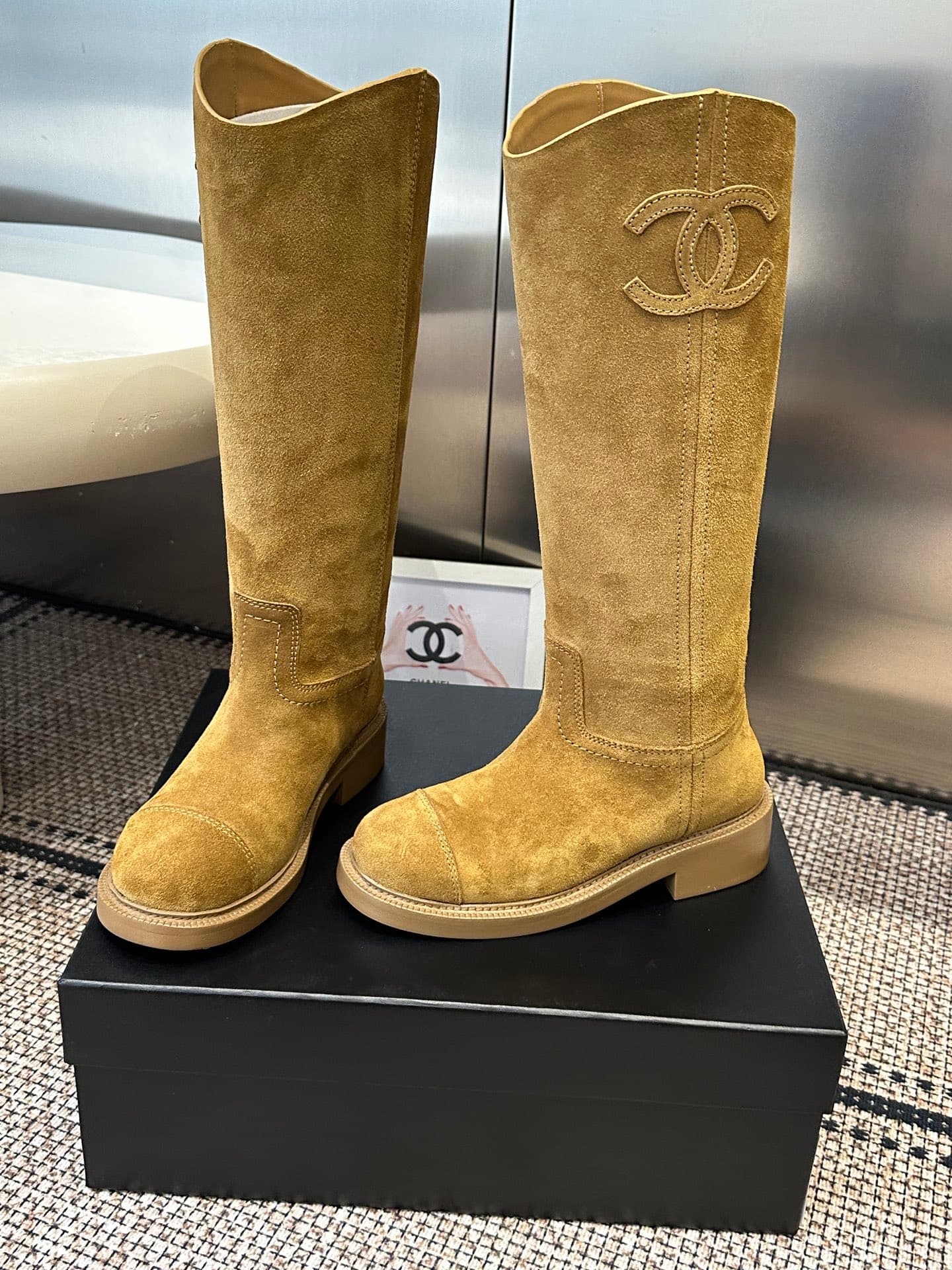 D8765 Chanel 26ss Fall/Winter New骑士 Boots These骑士 boots are truly stylish and fashionable. They are simple yet unique, with a natural and elegant appearance. There’s a stunning beauty to them; the heels and soles both enhance height and provide comfort du — image 8