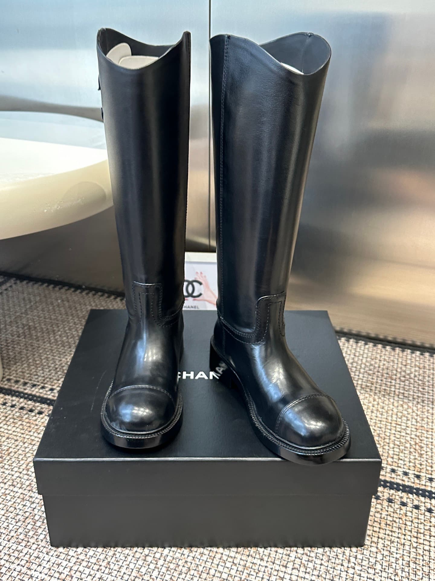 D8764 Chanel 26ss autumn/winter new model riding boots. These riding boots are truly stylish and elegant. They are simple yet fashionable, with a bold and natural beauty. There’s a stunning aesthetic to them; the heels and soles both contribute to an incr — image 8