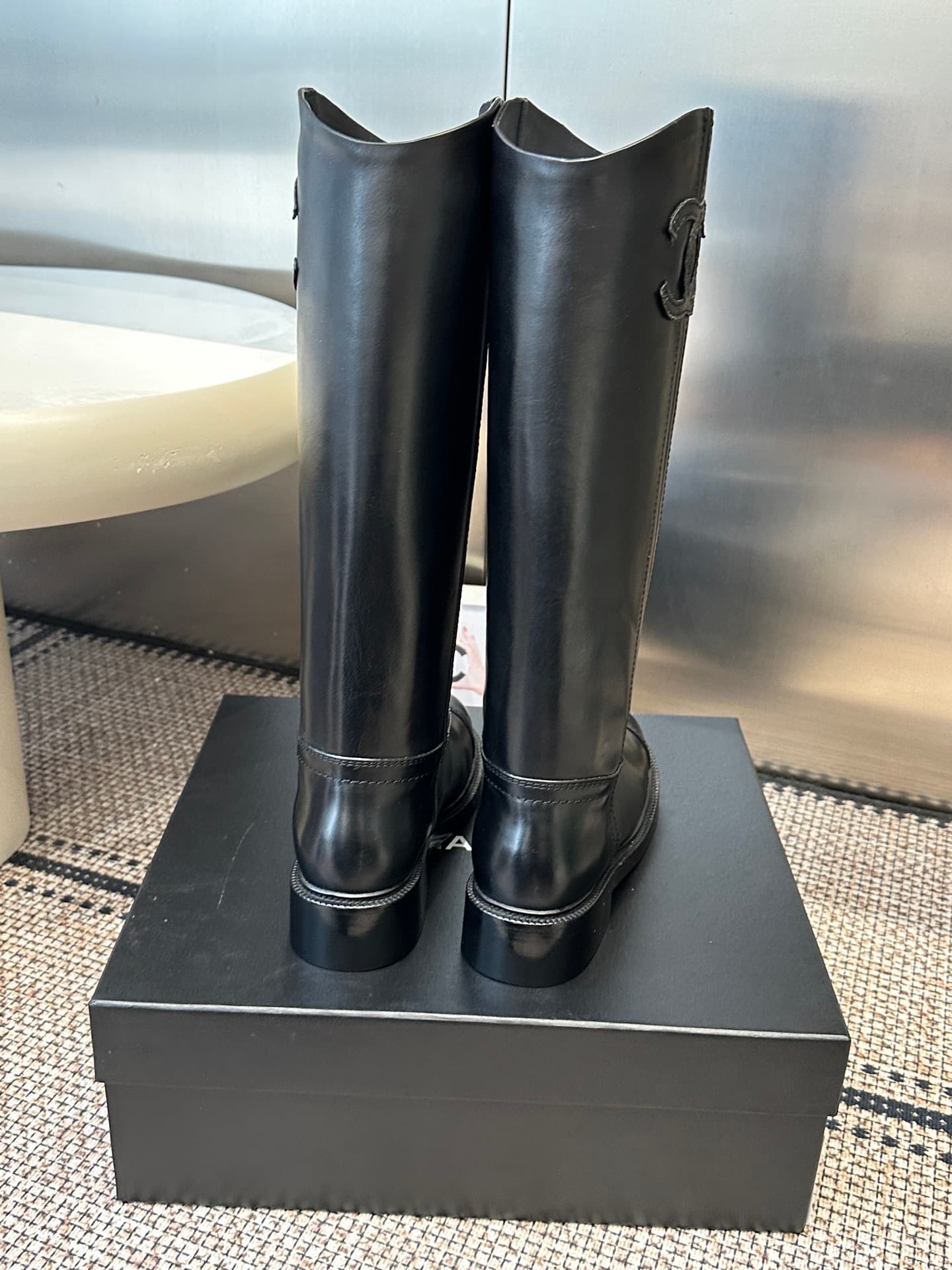 D8764 Chanel 26ss autumn/winter new model riding boots. These riding boots are truly stylish and elegant. They are simple yet fashionable, with a bold and natural beauty. There’s a stunning aesthetic to them; the heels and soles both contribute to an incr — image 3