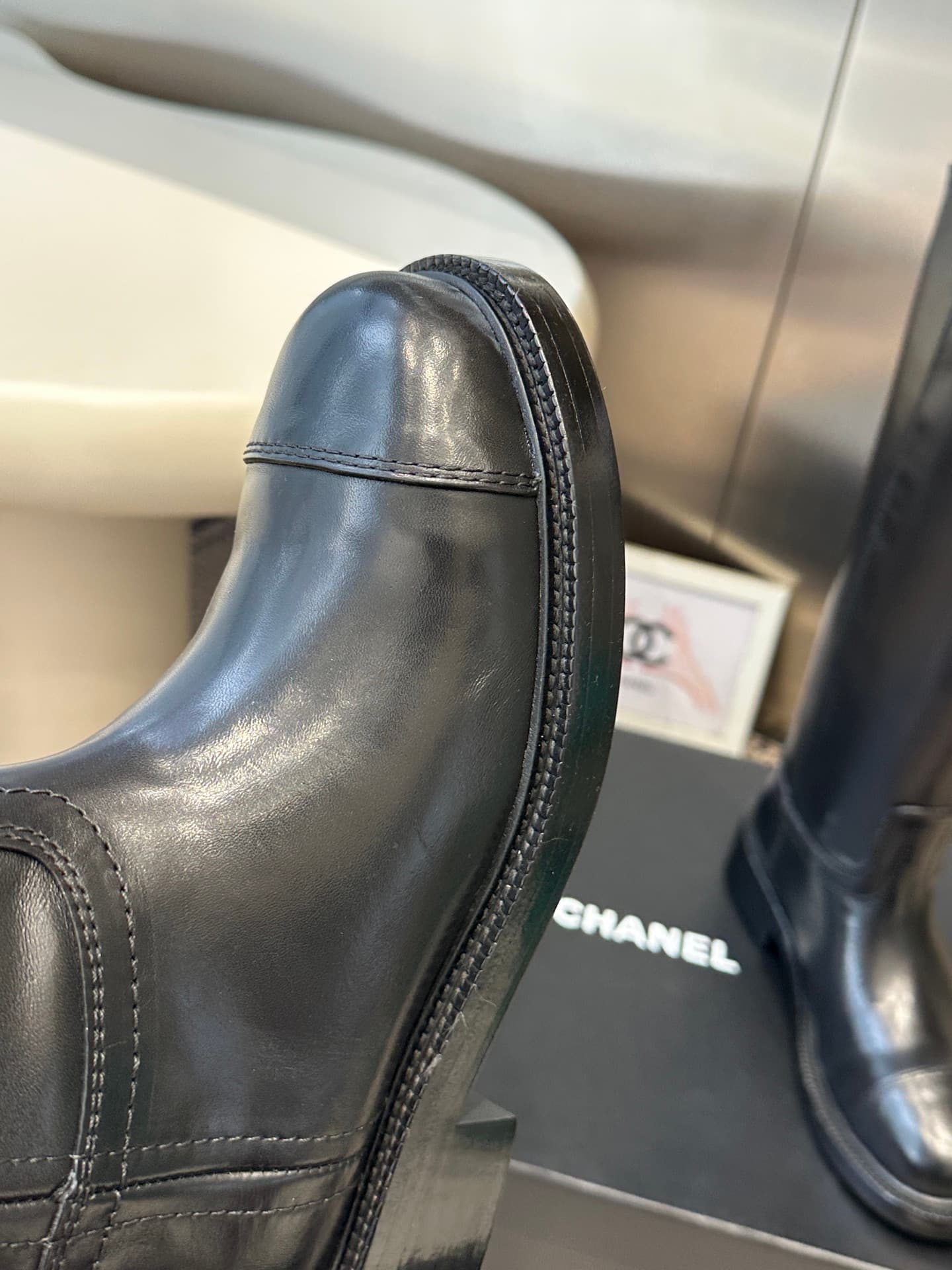 D8764 Chanel 26ss autumn/winter new model riding boots. These riding boots are truly stylish and elegant. They are simple yet fashionable, with a bold and natural beauty. There’s a stunning aesthetic to them; the heels and soles both contribute to an incr — image 7