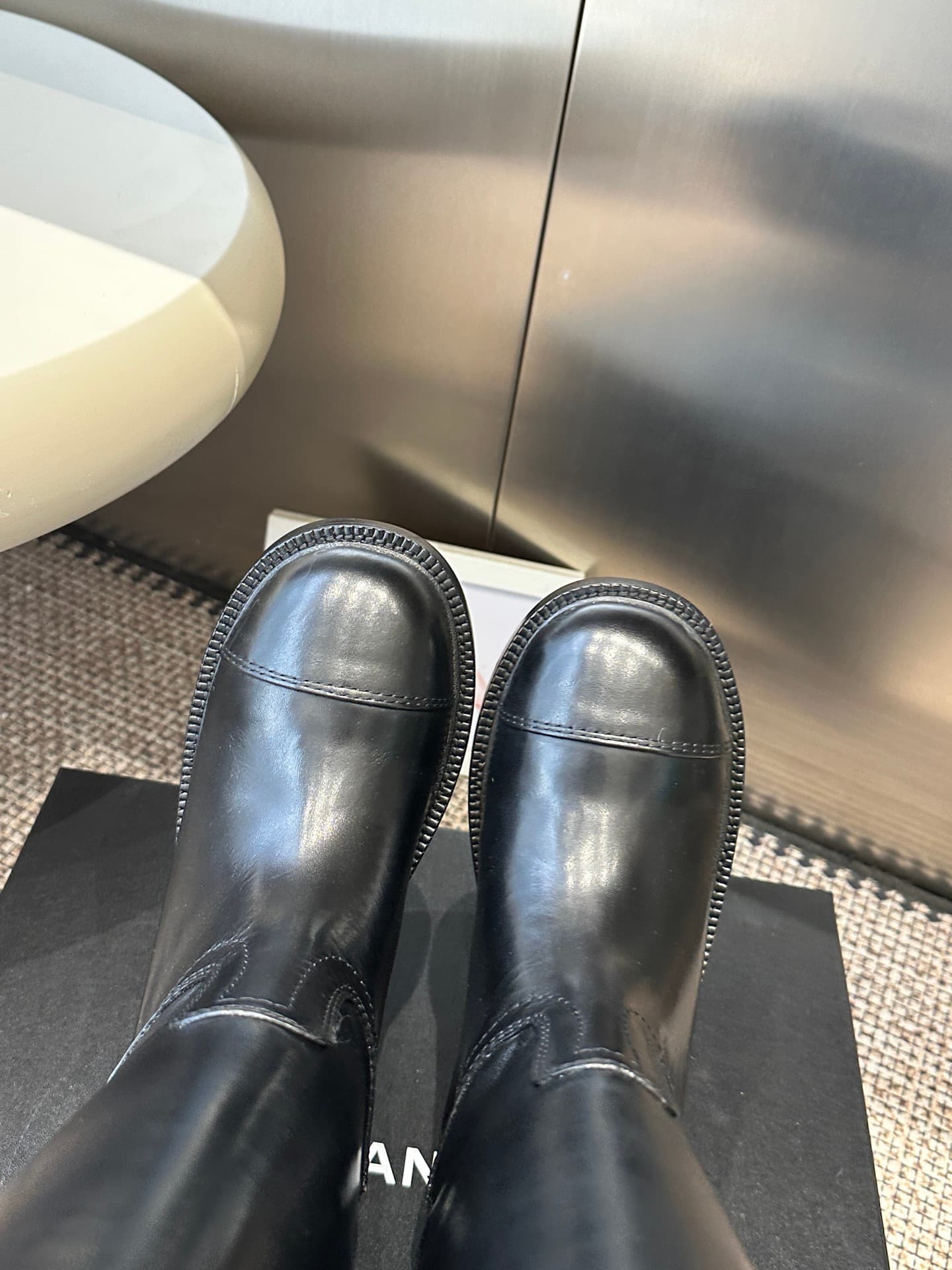 D8764 Chanel 26ss autumn/winter new model riding boots. These riding boots are truly stylish and elegant. They are simple yet fashionable, with a bold and natural beauty. There’s a stunning aesthetic to them; the heels and soles both contribute to an incr — image 4