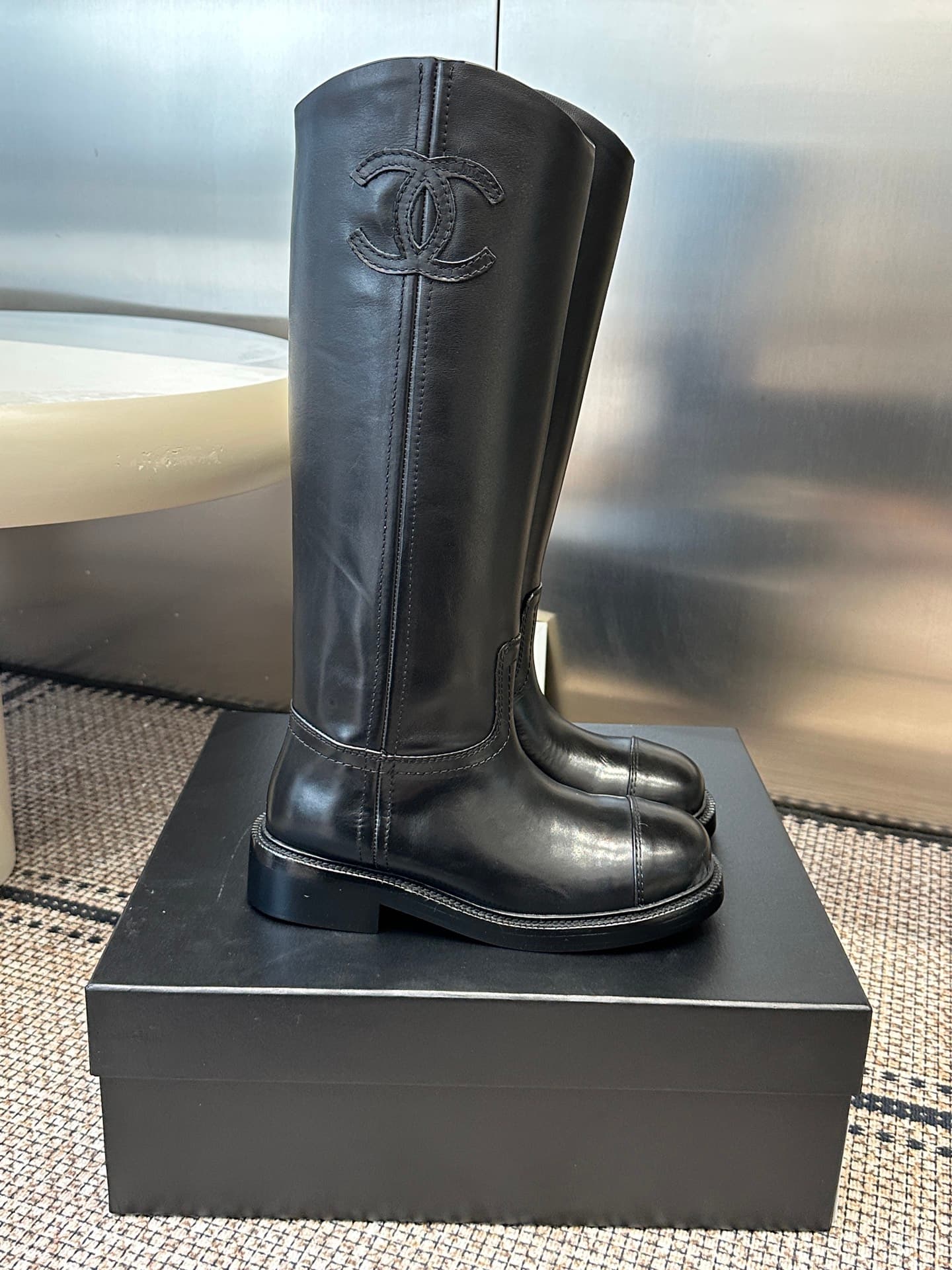D8764 Chanel 26ss autumn/winter new model riding boots. These riding boots are truly stylish and elegant. They are simple yet fashionable, with a bold and natural beauty. There’s a stunning aesthetic to them; the heels and soles both contribute to an incr — image 2