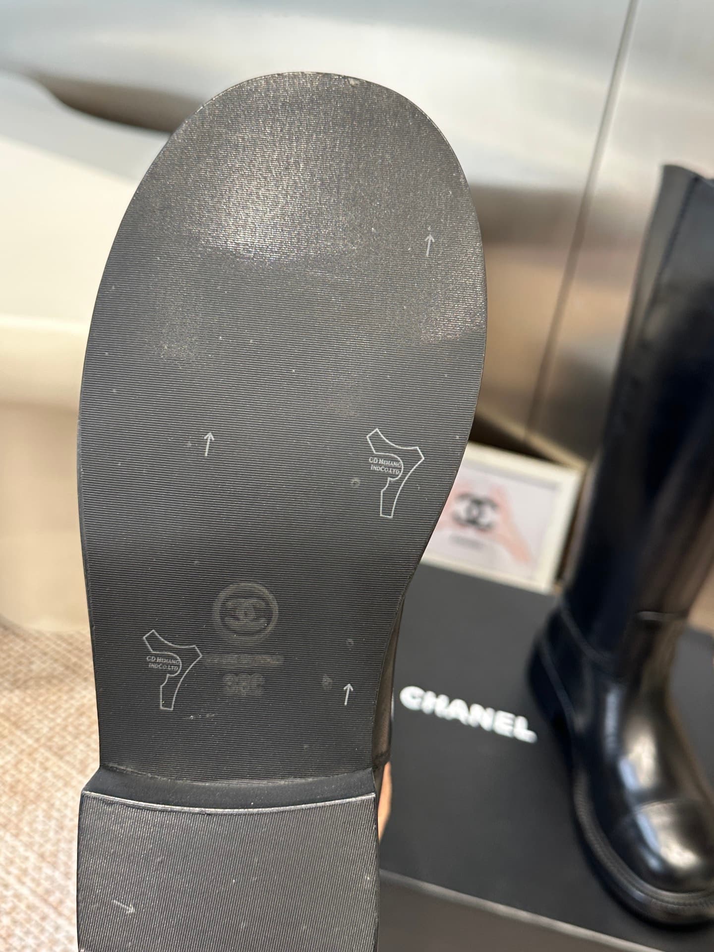 D8764 Chanel 26ss autumn/winter new model riding boots. These riding boots are truly stylish and elegant. They are simple yet fashionable, with a bold and natural beauty. There’s a stunning aesthetic to them; the heels and soles both contribute to an incr — image 6