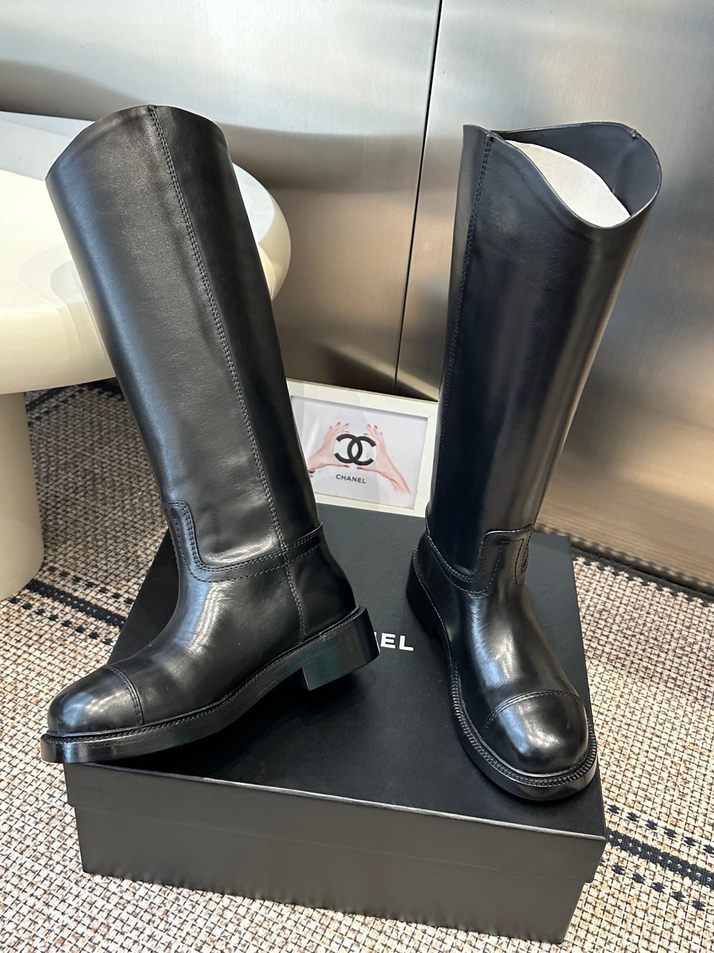 D8764 Chanel 26ss autumn/winter new model riding boots. These riding boots are truly stylish and elegant. They are simple yet fashionable, with a bold and natural beauty. There’s a stunning aesthetic to them; the heels and soles both contribute to an incr — image 5
