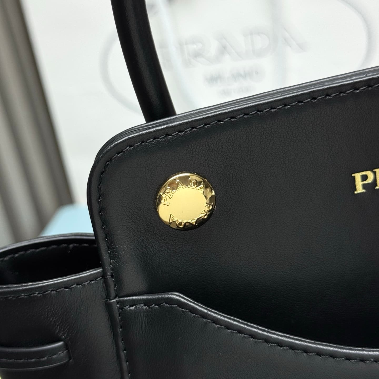 C6952 【Top Quality Originals】🎉 New Carry Handbag 🎉 1BA496 🎉🎉 This handbag combines a fashionable and elegant design with a dynamic aesthetic in every detail of daily use. The spacious accessory is made of imported cowhide, and it features detachable, adju — image 7
