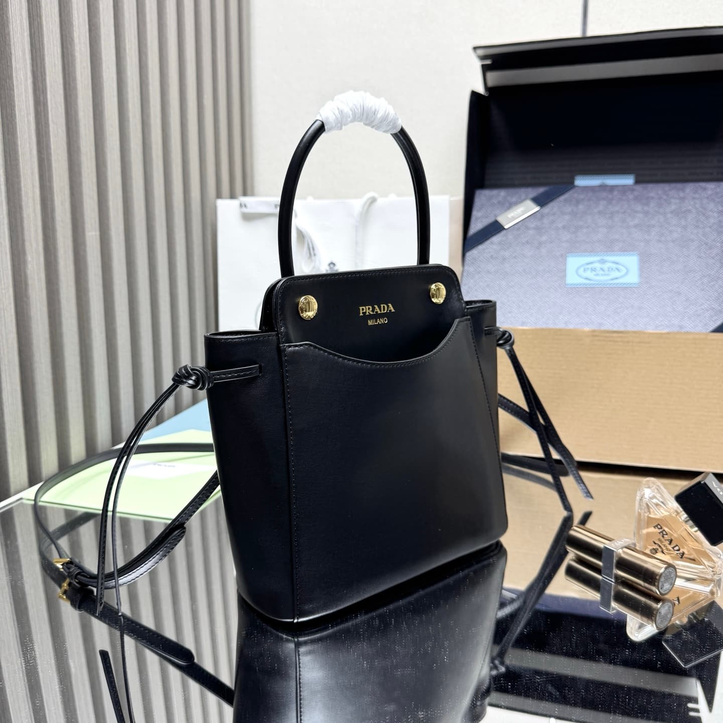 C6952 【Top Quality Originals】🎉 New Carry Handbag 🎉 1BA496 🎉🎉 This handbag combines a fashionable and elegant design with a dynamic aesthetic in every detail of daily use. The spacious accessory is made of imported cowhide, and it features detachable, adju — image 3