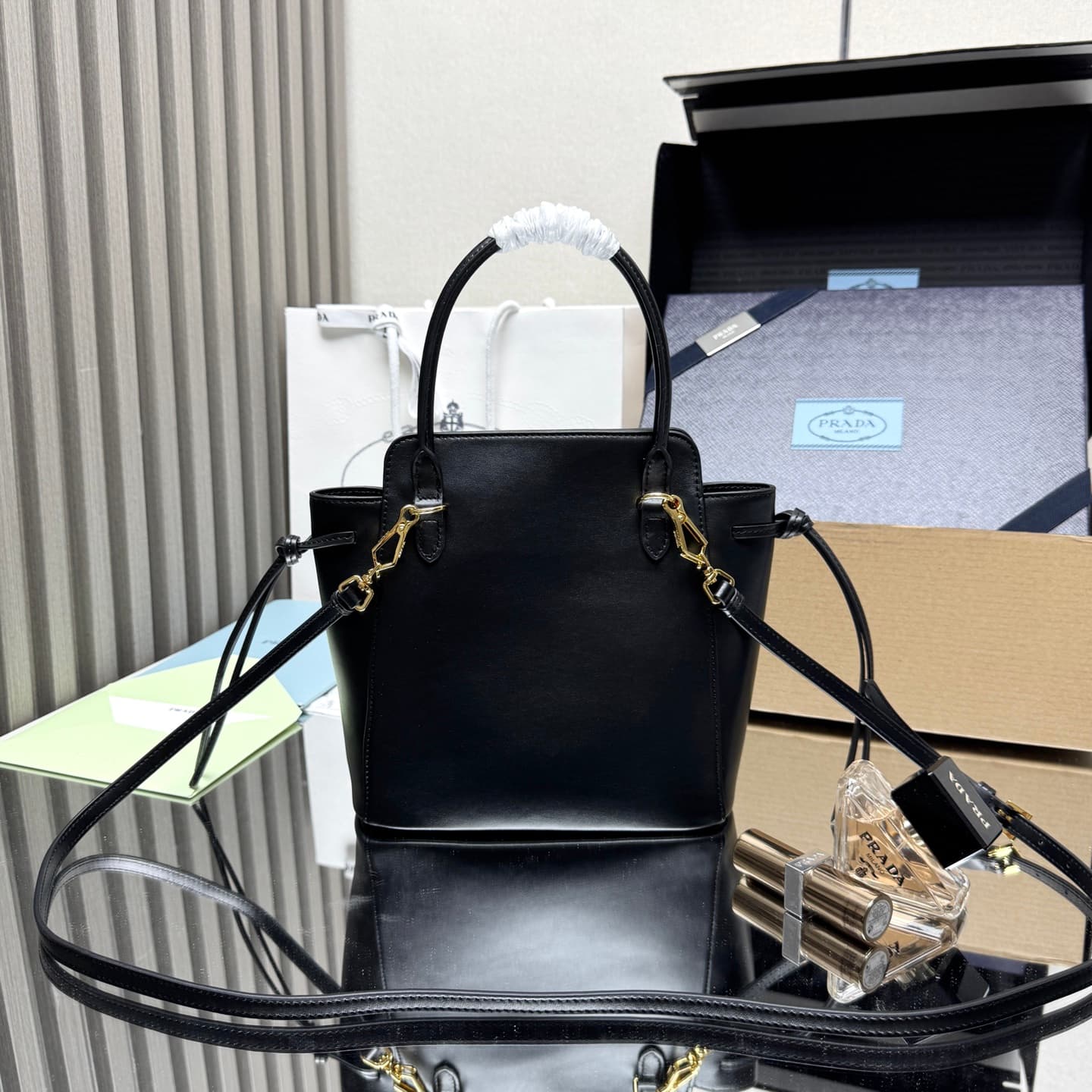 C6952 【Top Quality Originals】🎉 New Carry Handbag 🎉 1BA496 🎉🎉 This handbag combines a fashionable and elegant design with a dynamic aesthetic in every detail of daily use. The spacious accessory is made of imported cowhide, and it features detachable, adju — image 2