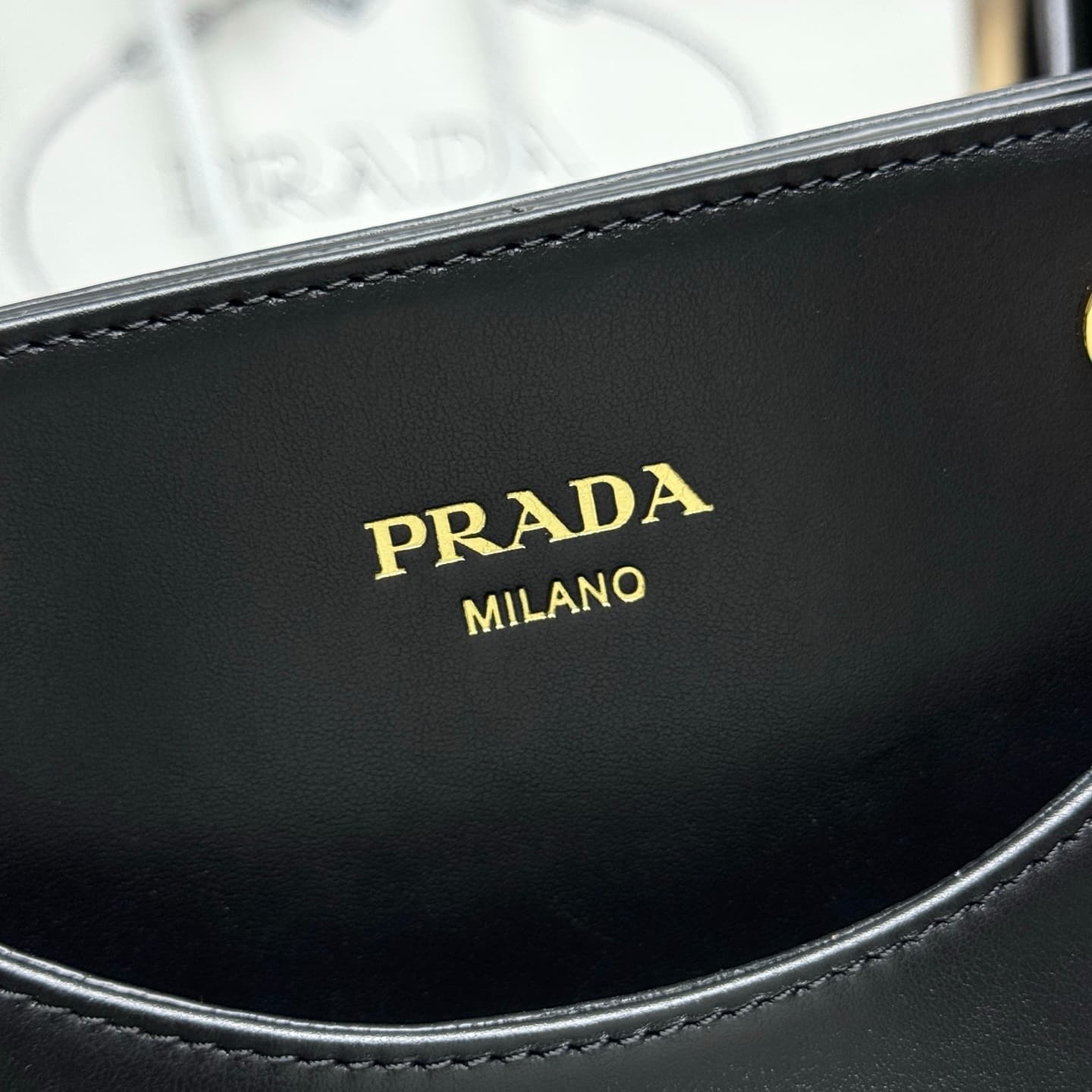 C6952 【Top Quality Originals】🎉 New Carry Handbag 🎉 1BA496 🎉🎉 This handbag combines a fashionable and elegant design with a dynamic aesthetic in every detail of daily use. The spacious accessory is made of imported cowhide, and it features detachable, adju — image 6