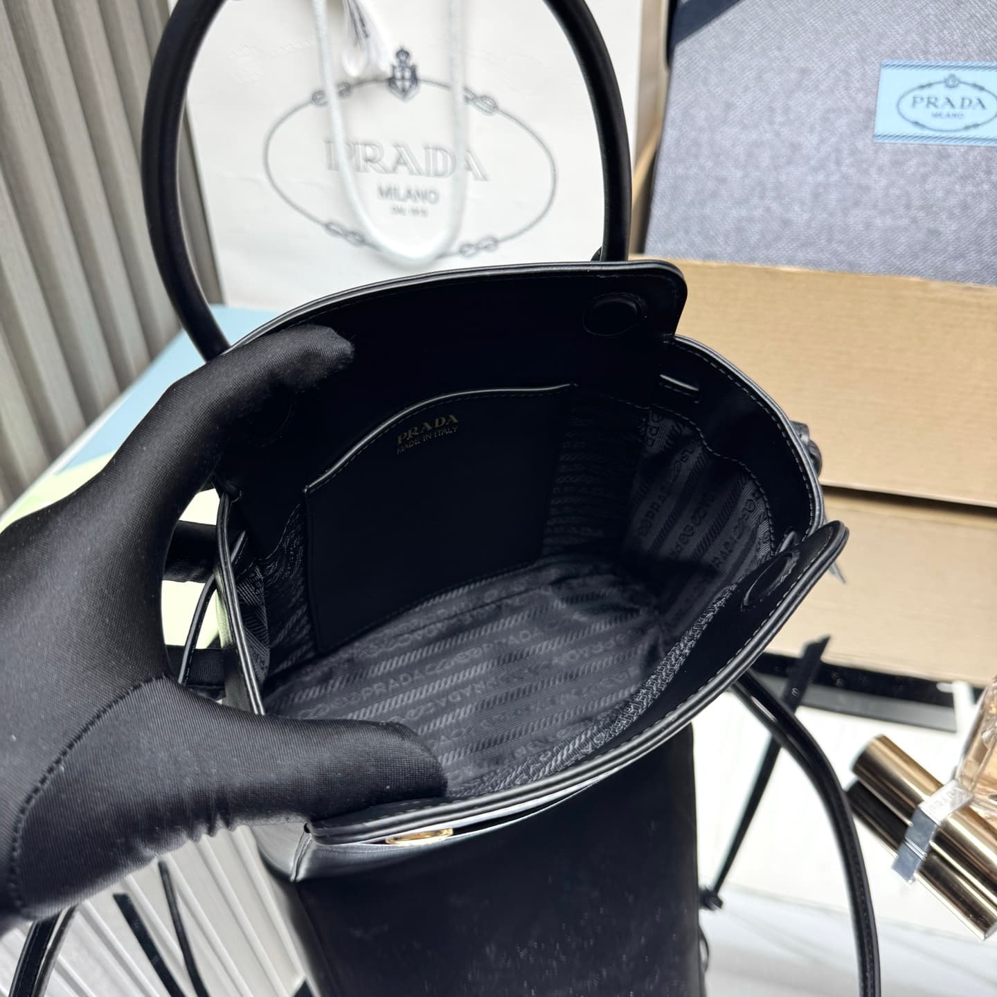 C6952 【Top Quality Originals】🎉 New Carry Handbag 🎉 1BA496 🎉🎉 This handbag combines a fashionable and elegant design with a dynamic aesthetic in every detail of daily use. The spacious accessory is made of imported cowhide, and it features detachable, adju — image 8