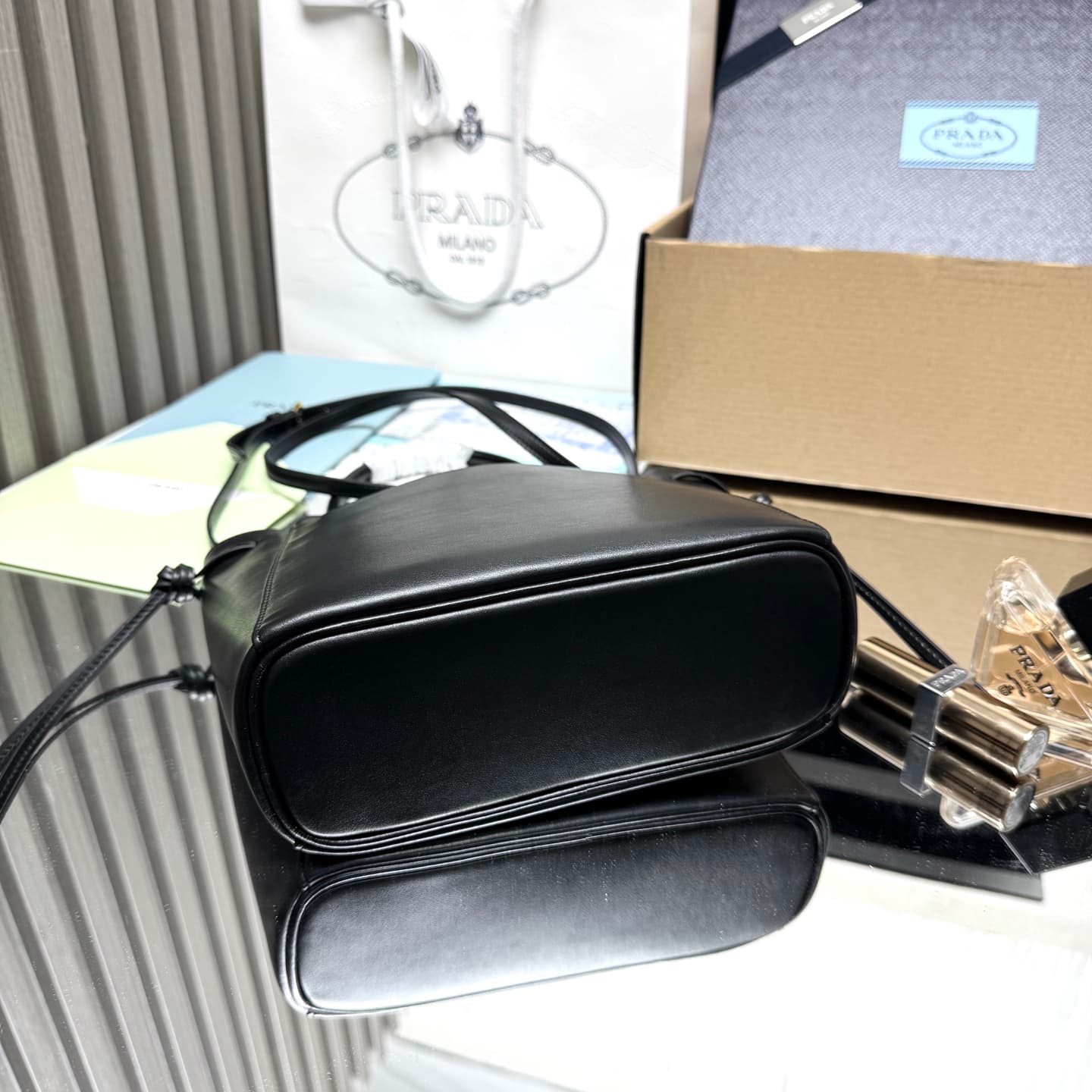 C6952 【Top Quality Originals】🎉 New Carry Handbag 🎉 1BA496 🎉🎉 This handbag combines a fashionable and elegant design with a dynamic aesthetic in every detail of daily use. The spacious accessory is made of imported cowhide, and it features detachable, adju — image 4